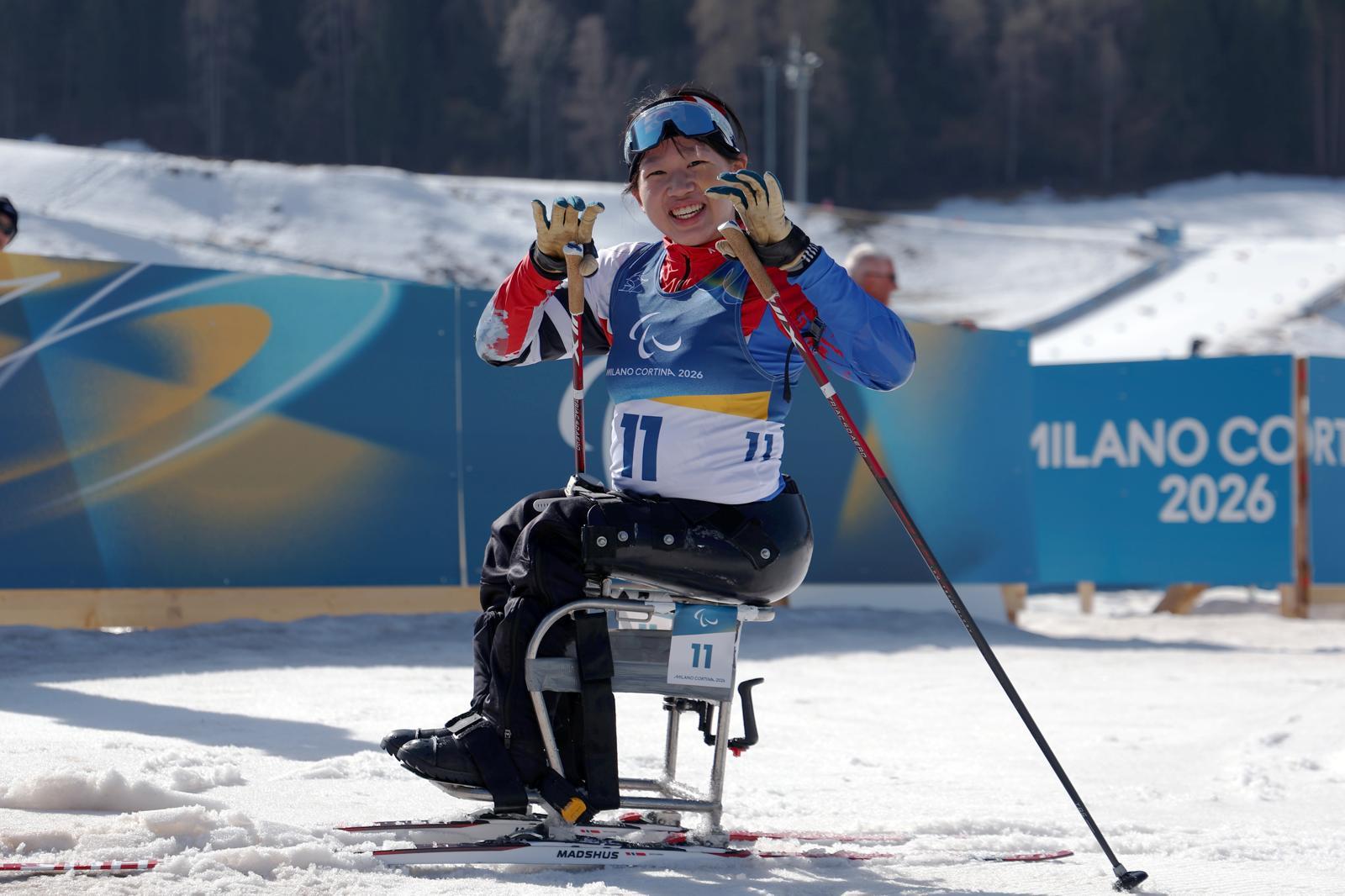 김윤지가 8일 이탈리아 테세로 크로스컨트리 스타디움에서 열린 2026 밀라노-코르티나담페초 겨울패럴림픽(장애인올림픽) 바이애슬론 여자 개인 좌식 12.5km 결선에서 금메달을 차지한 뒤 카메라를 향해 양손을 흔들고 있다. 대한장애인체육회 제공