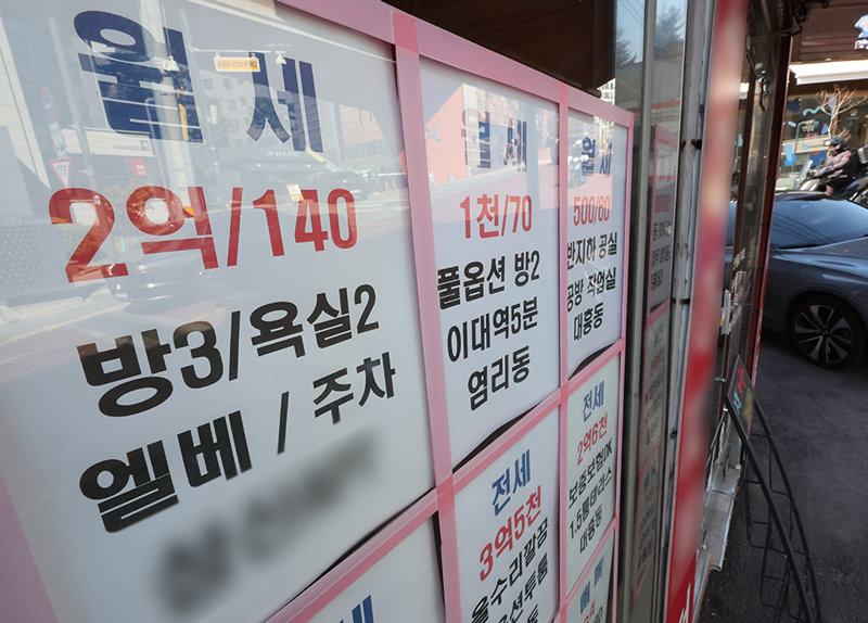 8일 서울 마포구의 한 공인중개사사무소에 월세와 전세 매물이 소개돼 있다. 뉴시스