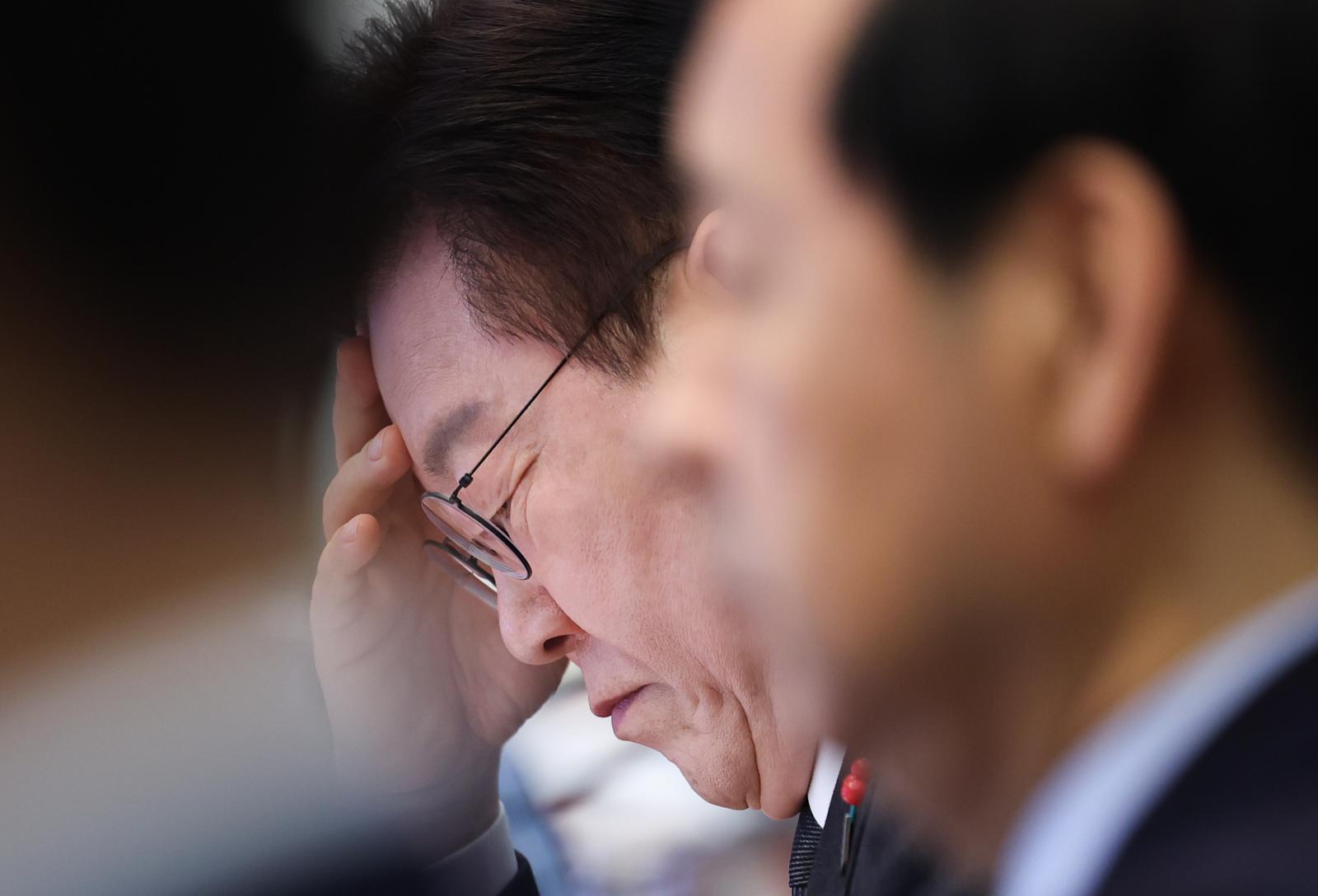 이재명 대통령이 27일 청와대에서 열린 국무회의에서 생각에 잠겨 있다. 2026.1.27 뉴스1