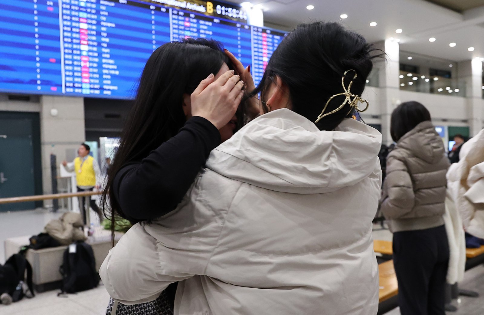 ‘중동 상황’ 장기화로 인해 정부에서 추진한 전세기를 타고 아랍에미리트(UAE)에서 출발해 9일 새벽 인천국제공항을 통해 귀국한 승객들이 가족들과 포옹을 하고 있다. 2026.3.9 ⓒ 뉴스1