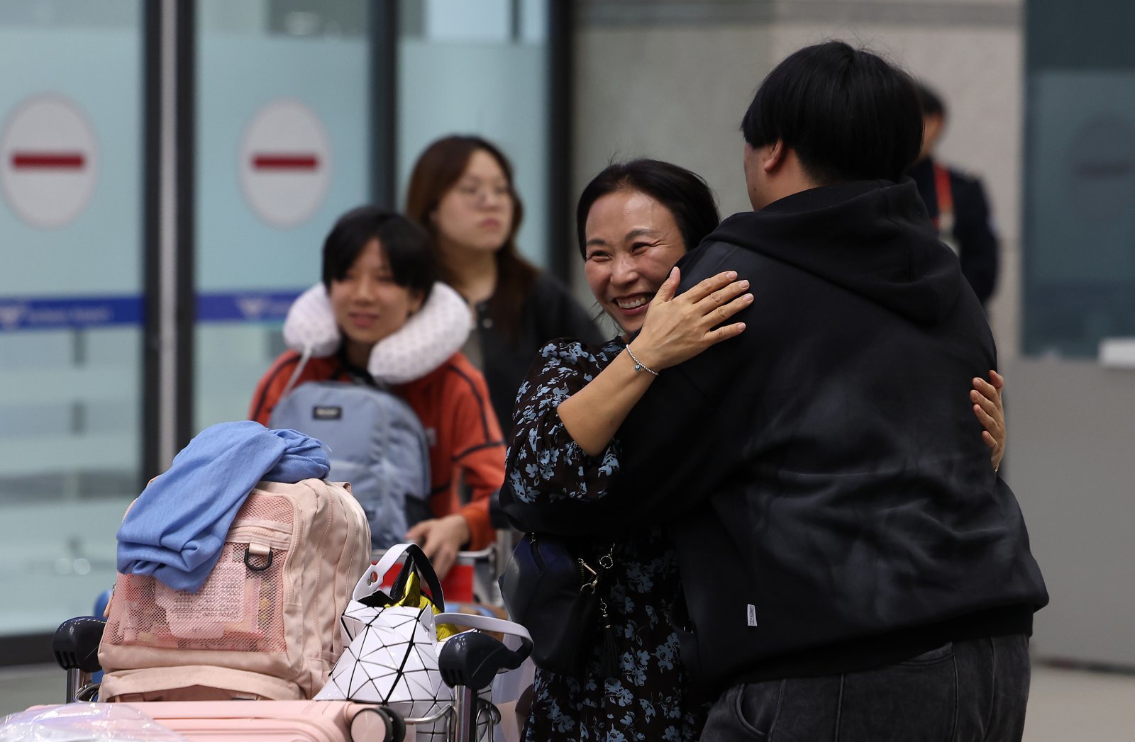 ‘중동 상황’ 장기화로 인해 정부에서 추진한 전세기를 타고 아랍에미리트(UAE)에서 출발해 9일 새벽 인천국제공항을 통해 귀국한 승객들이 가족들과 포옹을 하고 있다. 2026.3.9 ⓒ 뉴스1