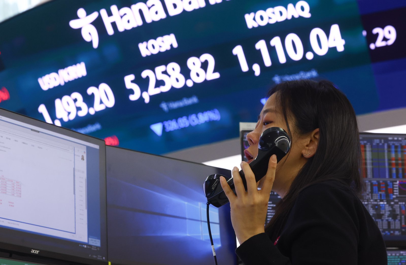 코스피가 전 거래일(5584.87)보다 319.50포인트(5.72%) 하락한 5265.37에 개장한 9일 오전 서울 중구 하나은행 딜링룸에 지수가 표시돼 있다. 코스닥 지수는 전 거래일(1154.67)보다 58.19포인트(5.04%) 내린 1096.48에 거래를 시작했다. 서울 외환시장에서 원·달러 환율은 전 거래일 주간거래 종가(1476.4원)보다 16.6원 오른 1493.0원에 출발했다. 2026.03.09 서울=뉴시스