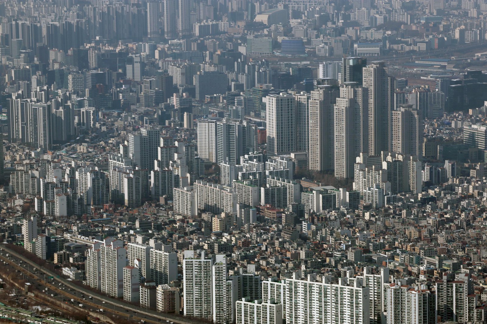 지난달 서울의 집합건물(아파트·다세대·연립·오피스텔) 증여 건수가 1000건을 넘어서며 3년 만에 최대를 기록했다.  법원 등기정보광장에 따르면 지난해 12월 서울 집합건물 증여 등기 신청 건수는 1054건으로, 2022년 12월(2384건) 이후 가장 많았다. 사진은 이날 서울 송파구 롯데월드타워 전망대 서울스카이에서 바라본 서울 시내 아파트 등 집합건물의 모습. 2026.02.02 서울=뉴시스