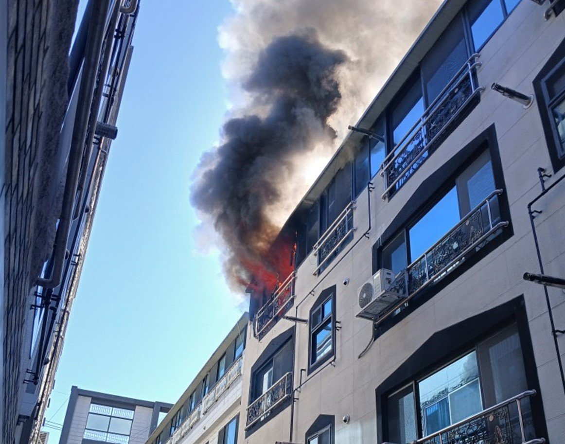 8일 오전 10시 34분쯤 경북 구미시 사곡동 한 원룸 건물 4층에서 불이나 진화작업을 벌이고 있다. 경북소방본부 제공