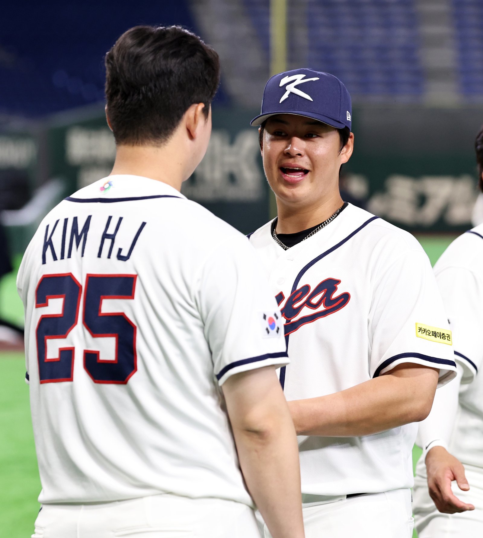 2026 월드베이스볼클래식(WBC) 대한민국 국가대표팀 노시환이 4일 일본 도쿄돔에서 훈련을 마친 뒤 김형준과 대화하고 있다. 2026.3.4 뉴스1