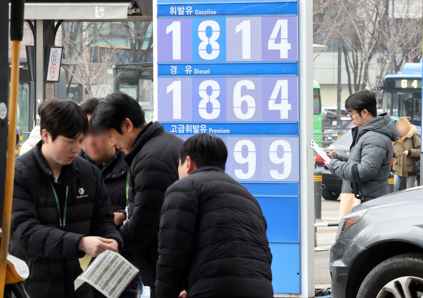 정부가 국제유가 상승 국면을 틈탄 가격 담합이나 매점매석 등 불법 행위에 대해 엄정 단속에 나서겠다고 밝힌 6일 오후 서울의 한 주유소에서 지자체 및 한국석유관리원 관계자들이 가격표지판과 정량검사를 하고 있다. 2026.3.6 ⓒ뉴스1