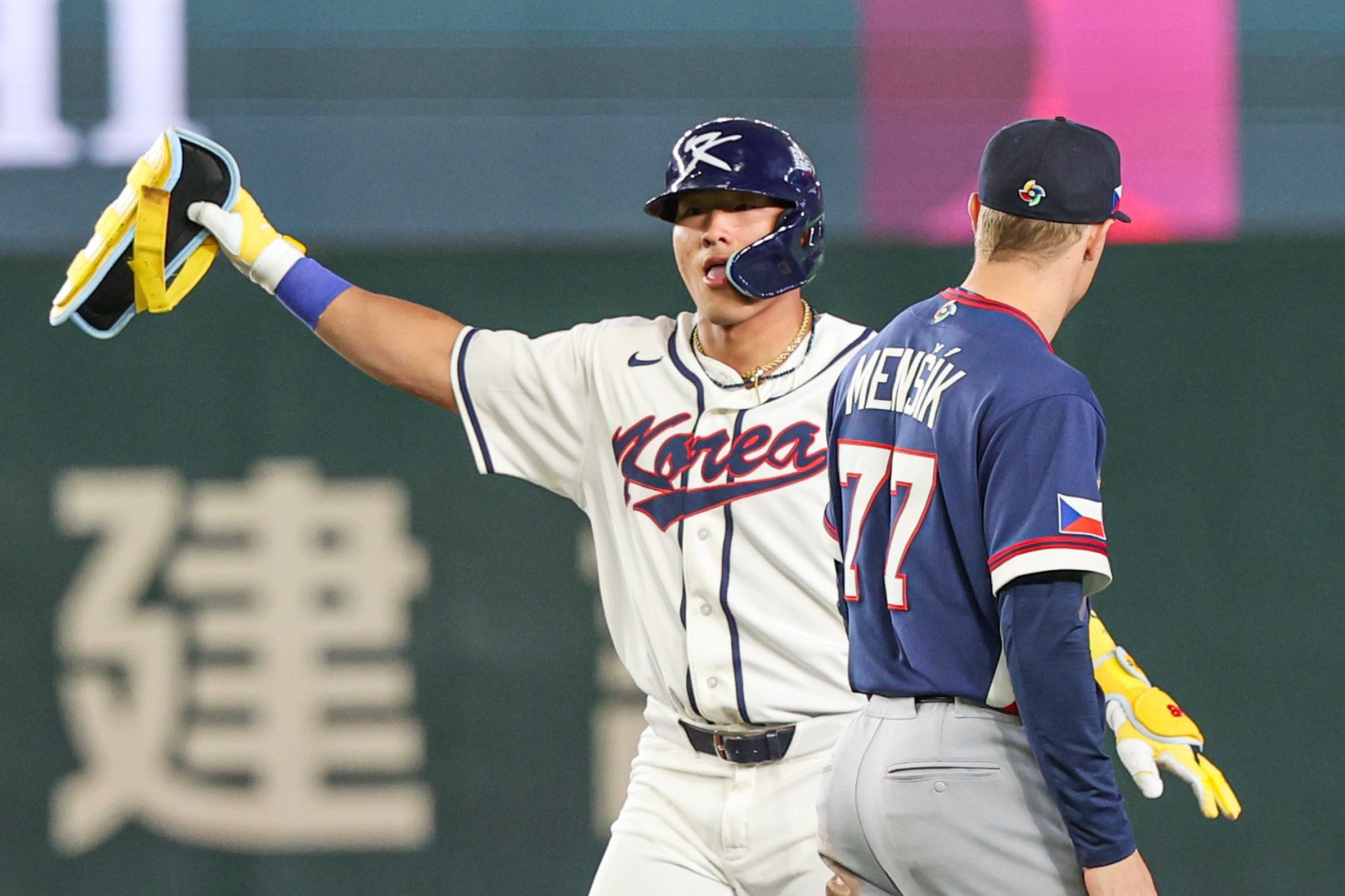 5일 일본 도쿄돔에서 열린 2026 WBC 조별리그 C조 1차전 한국과 체코와의 경기, 7회말 한국 선두타자 안현민이 2루타를 친 뒤  비행기 세리머니를 하고 있다. 2026.03.05 도쿄=뉴시스