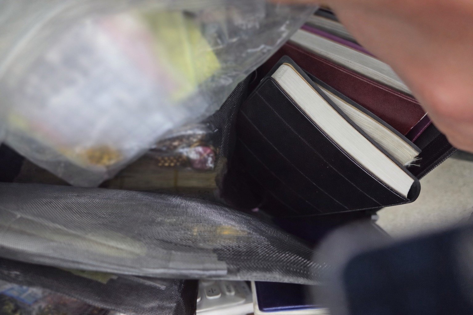 6일 역사 순회 중 습득한 유실물. 현금 3억 원 및 귀금속이 들어 있는 가방모습. 뉴스1