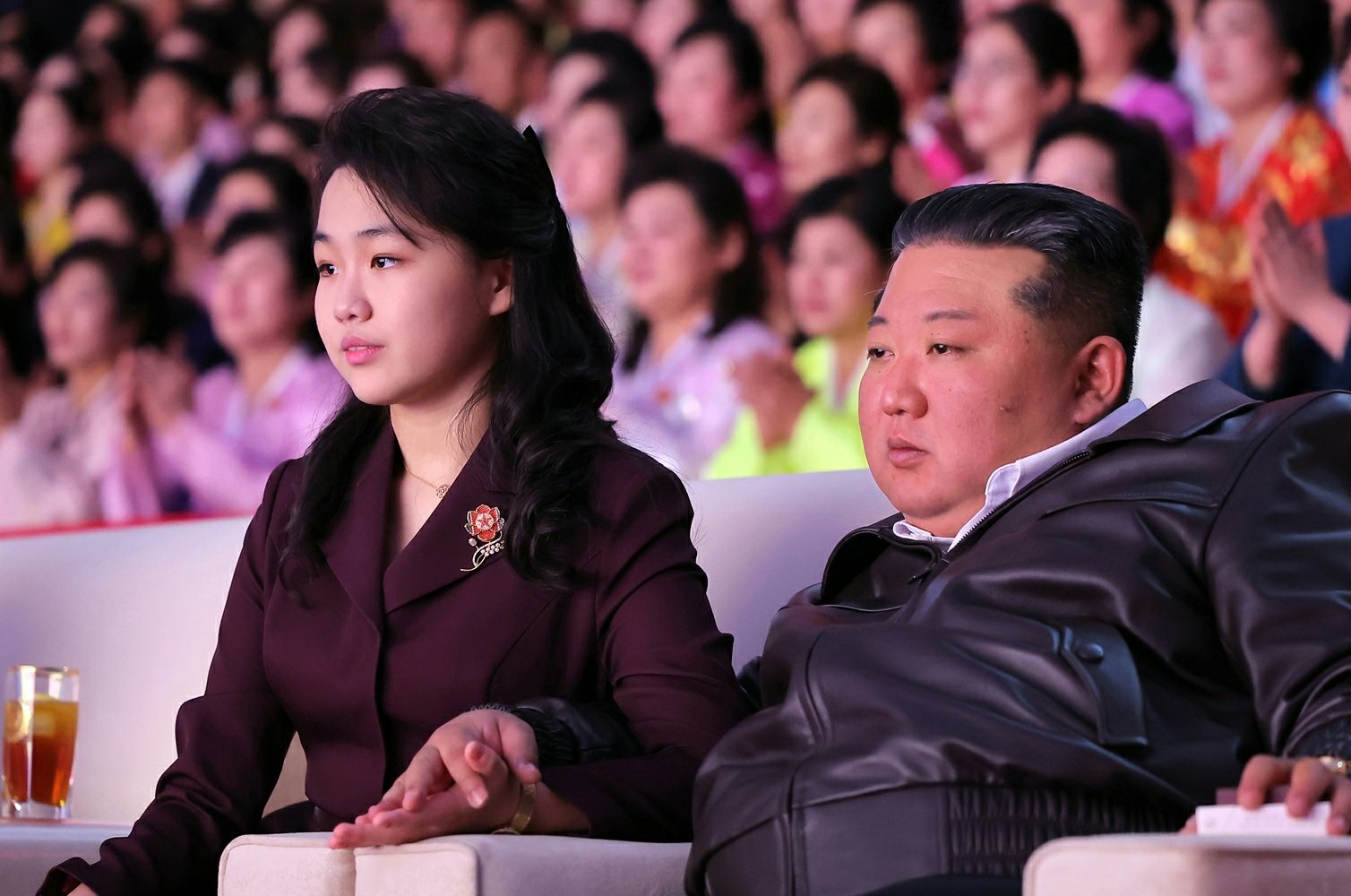 북한 노동당 기관지 노동신문은 9일 “8일 평양체육관에서 국제부녀절 기념공연이 성황리에 진행됐다＂고 보도했다. 이자리에는 김정은 당 총비서가 리설주 여사, 딸 주애와 함께 참석했다. 평양 노동신문=뉴스1