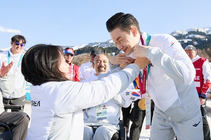 김윤지 선수가 배동현 BDH재단 이사장에게 금메달을 걸어주고 있다. BDH재단 제공