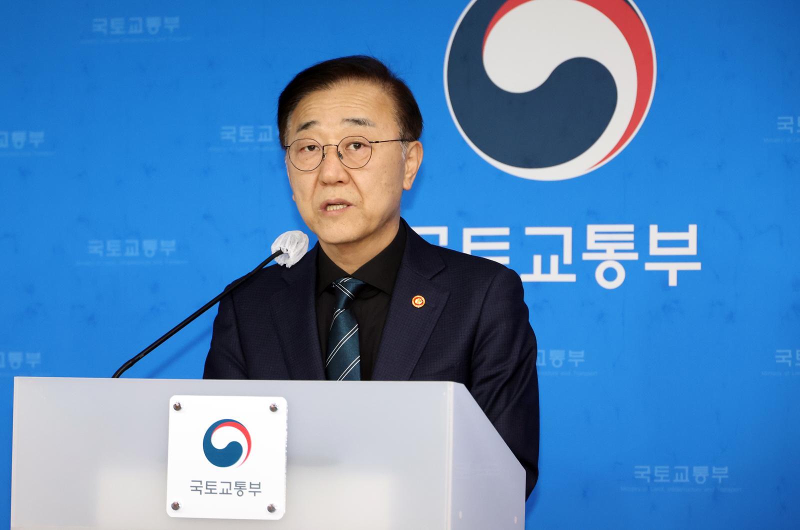김윤덕 국토교통부 장관이 9일 세종시 정부세종청사에서 최근 무안공항 항공기 잔해물 추가 조사 과정에서 희생자들의 유해와 유류품이 추가로 발견되고 있다며 유가족과 국민들께 사과한다고 밝히고 있다. 2026.03.09. 뉴시스