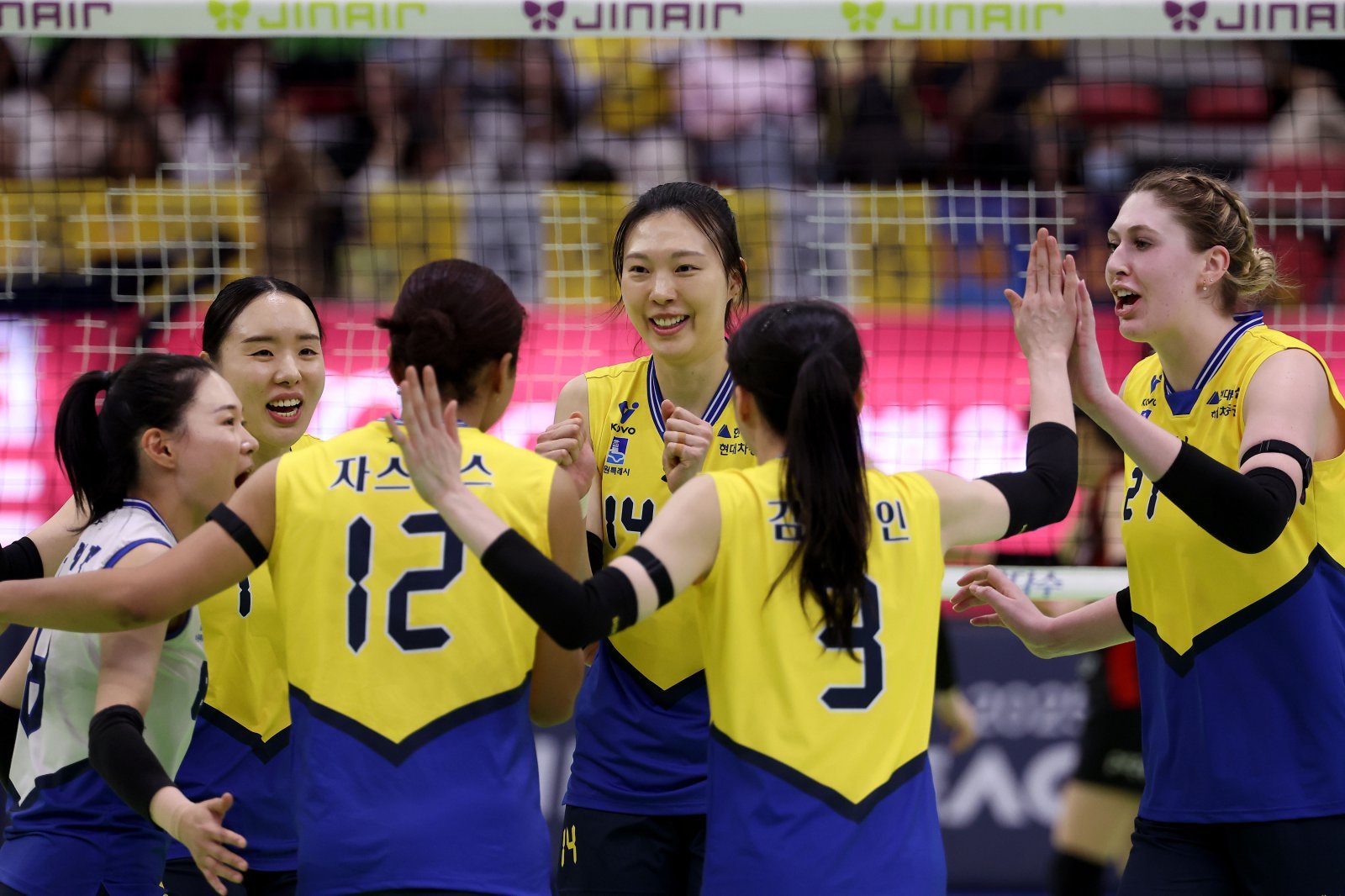 현대건설 양효진이 8일 수원실내체육관에서 열린 진에어 2025-26 V-리그 프로배구대회 현대건설과 페퍼저축은행과의 경기에서 득점을 올린 후 선수들과 기뻐하고 있다. 현대건설 배구단 제공
