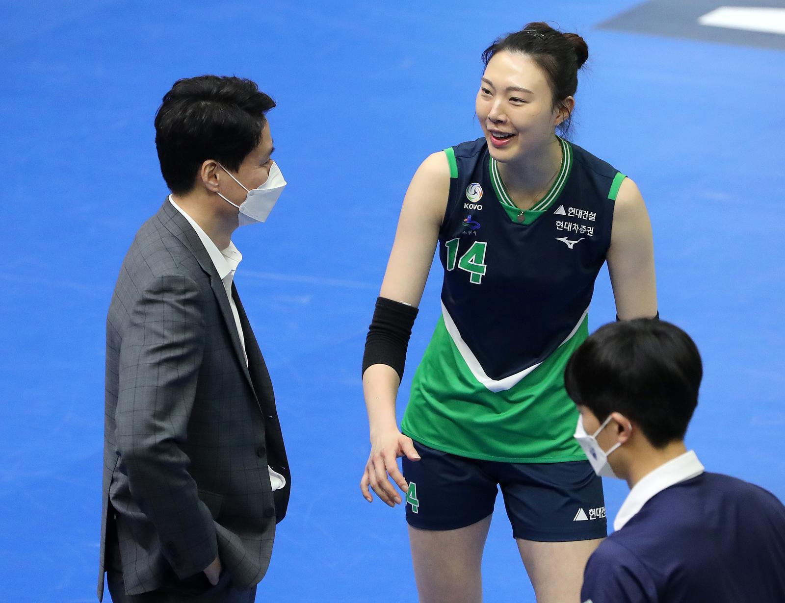 1일 오후 경기도 수원시 장안구 수원실내체육관에서 열리는 프로배구 ‘2021-22시즌 도드람 V리그’ 여자부 현대건설과 한국도로공사의 경기를 앞두고 현대건설 양효진이 강성형 감독과 대화를 나누고 있다. 2022.3.1 뉴스1