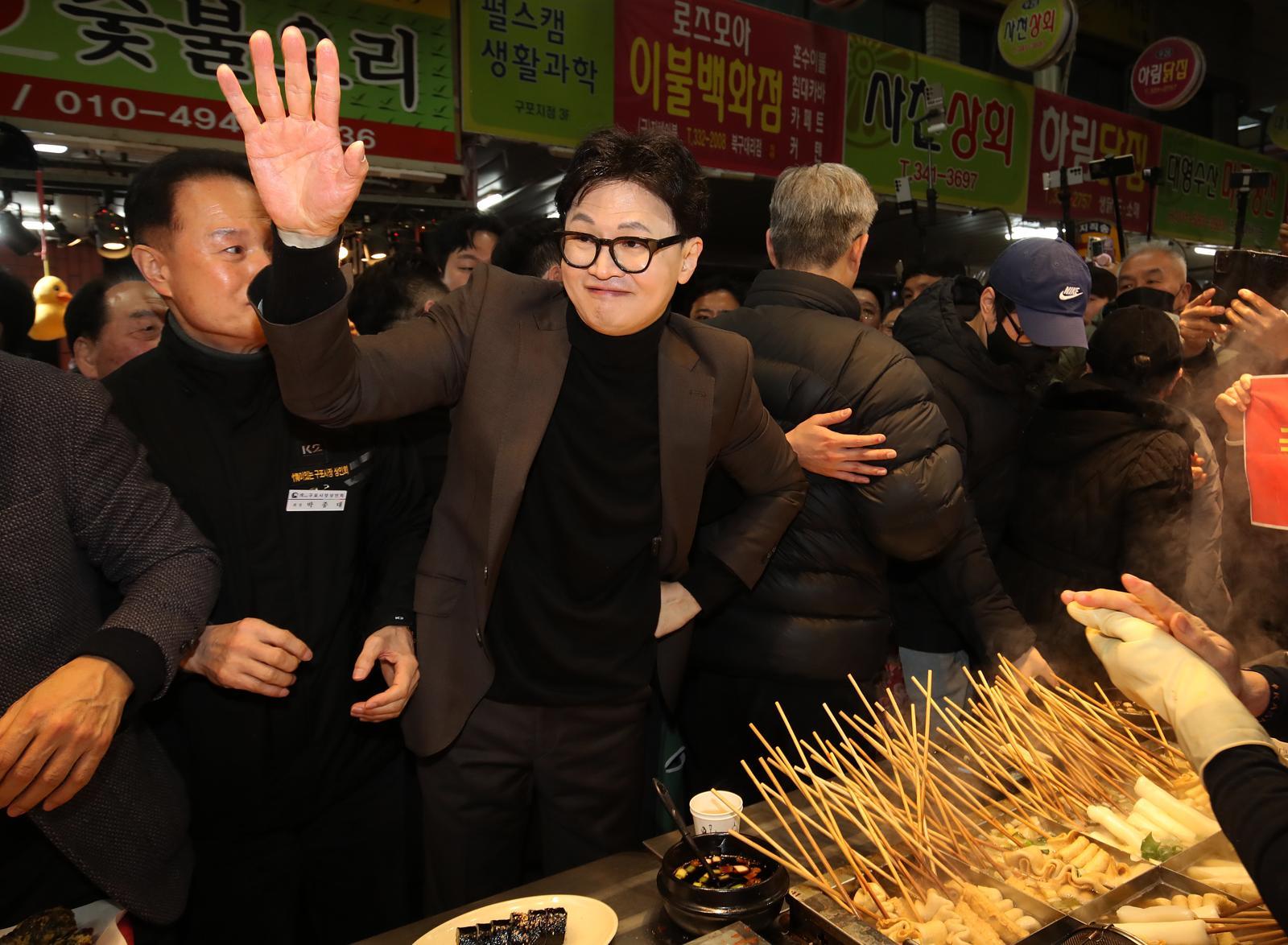 한동훈 전 국민의힘 대표가 7일 오후 부산 북구 구포시장을 찾아 지지자들에게 인사하고 있다. 2026.3.7 ⓒ 뉴스1
