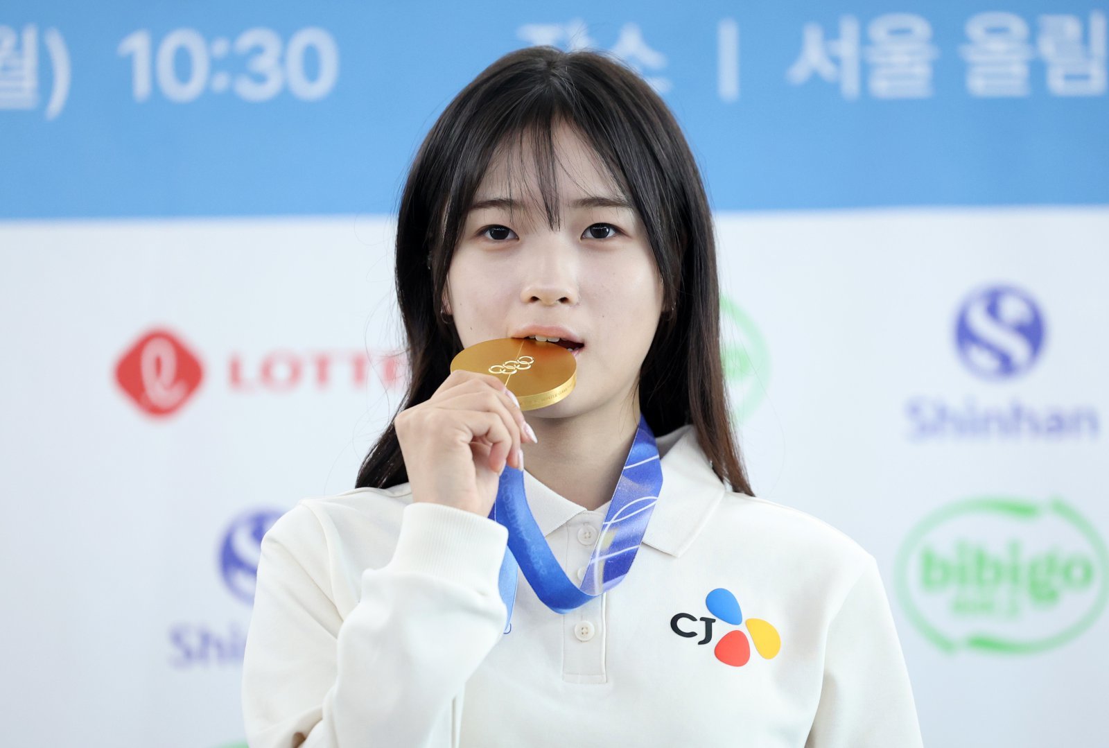 스노보드 하프파이프 금메달리스트 최가온이 9일 서울 송파구 올림픽파크텔에서 열린 ‘2026 밀라노-코르티나 동계올림픽’ 미디어데이에서 금메달과 포즈를 취하고 있다. 2026.03.09. 뉴시스