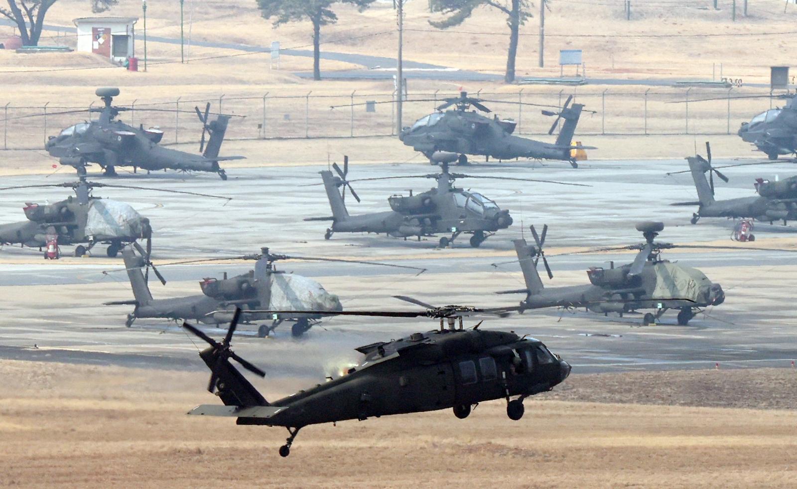 한미 연합연습 ‘자유의 방패’(Freedom Shield·FS) 연습을 시작한 9일 경기 평택시 팽성읍 주한미군기지 캠프 험프리스에서 헬기가 비행하고  있다.  한국과 미국은 이날부터 19일까지 연합방위태세 확립을 위해 상반기 연합훈련인 ‘자유의 방패 연습을 진행한다. 2026.3.9(평택=뉴스1)