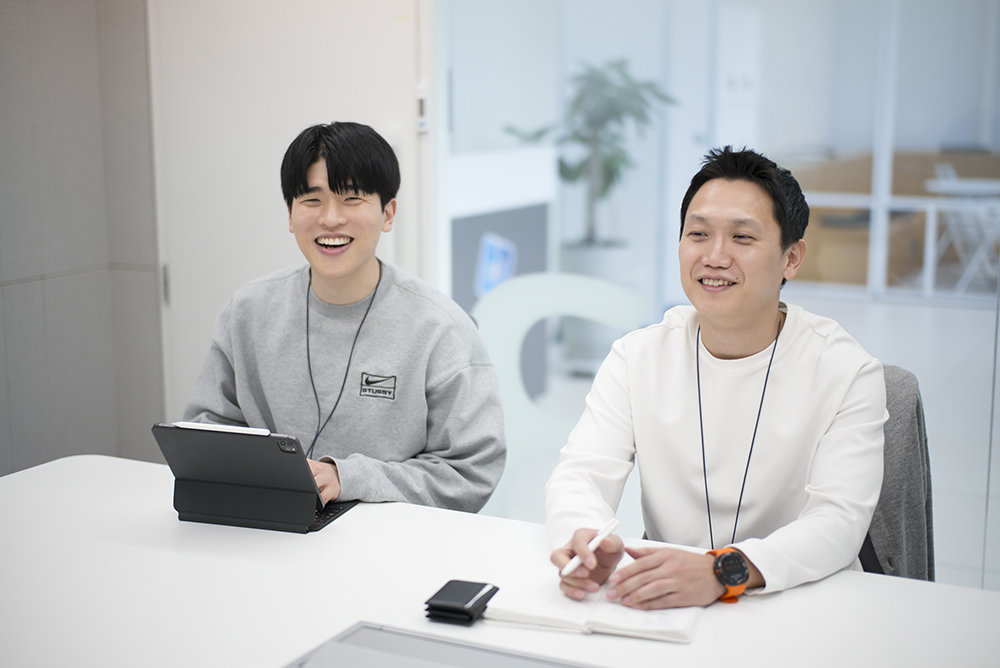 문영식 IBK 기업은행 차장(우)과 박시환 대리 / 출처=IT동아