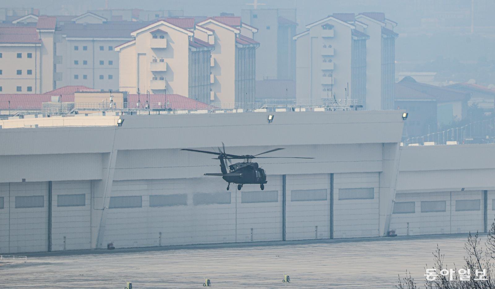 9일 경기 평택시 캠프 험프리스에서 UH-60 블랙호크 헬기가 비행하고 있는 가운데 뒤쪽의 격납고 문이 닫혀있다. 평택=이한결 기자 always@donga.com