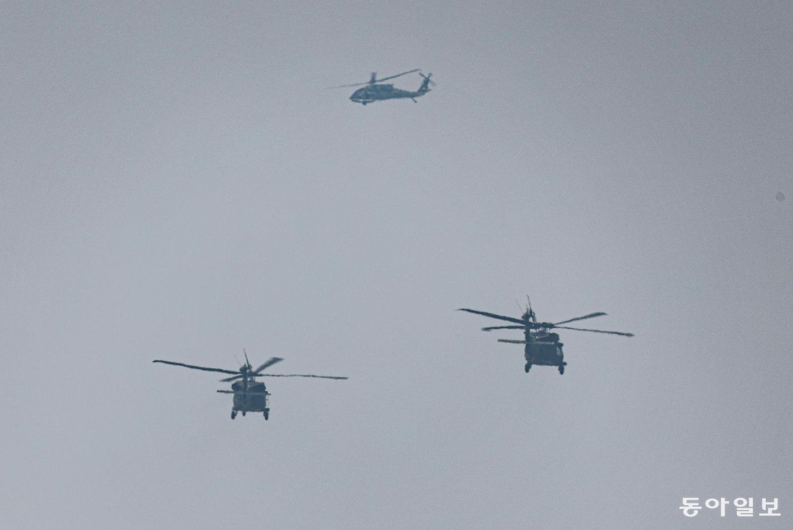 9일 경기 평택시 캠프 험프리스에서 UH-60 블랙호크 헬기가 비행하고 있다. 평택=이한결 기자 always@donga.com