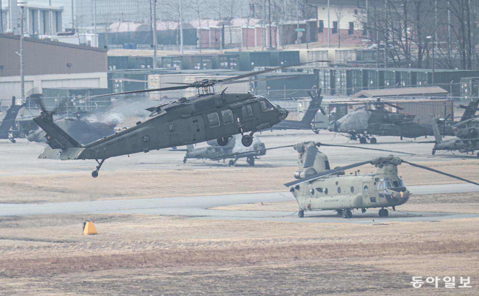 9일 경기 평택시 캠프 험프리스에서 UH-60 블랙호크 헬기가 비행하고 있다.  평택=이한결 기자 always@donga.com