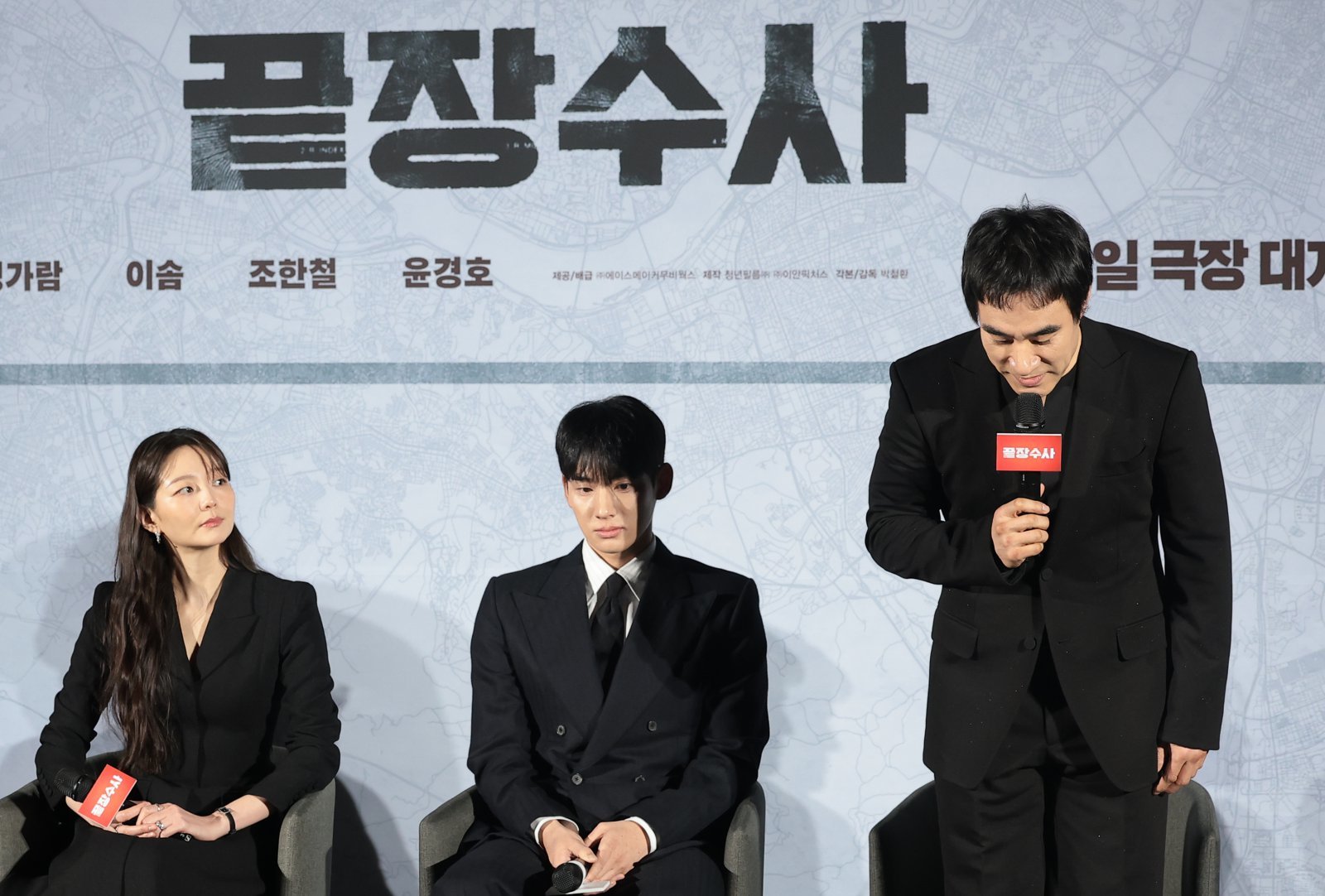 배우 배성우(오른쪽)가 9일 서울 용산구 CGV 용산아이파크몰에서 열린 영화 ‘끝장수사’(각본/감독: 박철환) 제작보고회에 참석해 음주운전 사건을 사과하고 있다. ‘끝장수사’는 촌구석으로 좌천된 형사 ‘재혁’에게 찾아온 인생 마지막 기회를 그린 범죄 수사극으로, 두 명의 용의자가 얽힌 살인사건의 진범을 잡기 위해 신입 형사 ‘중호’와 함께 서울로 향해 끝까지 추적 수사를 벌이며 벌어지는 이야기를 그렸다. 2026.3.9 ⓒ 뉴스1