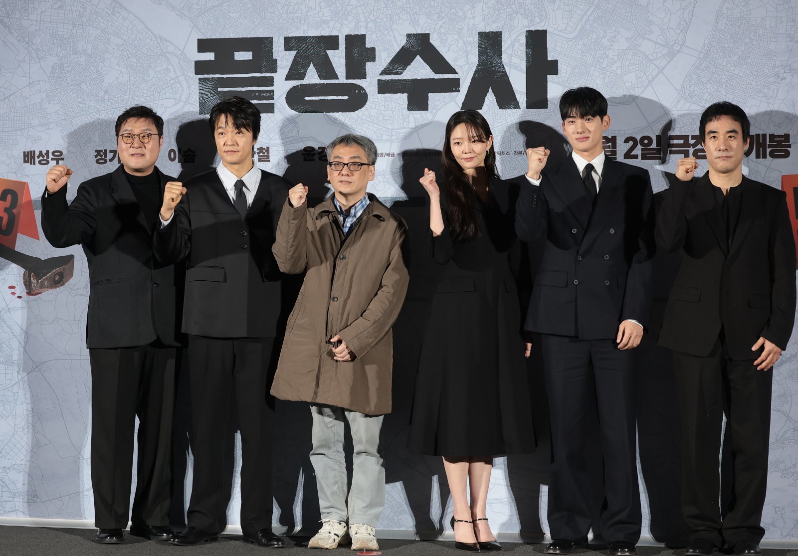 배우 윤경호(왼쪽부터)와 조한철, 박철환 감독, 이솜, 정가람, 배성우가 9일 서울 용산구 CGV 용산아이파크몰에서 열린 영화 ‘끝장수사’제작보고회에 참석해 포즈를 취하고 있다. ‘끝장수사’는 촌구석으로 좌천된 형사 ‘재혁’에게 찾아온 인생 마지막 기회를 그린 범죄 수사극으로, 두 명의 용의자가 얽힌 살인사건의 진범을 잡기 위해 신입 형사 ‘중호’와 함께 서울로 향해 끝까지 추적 수사를 벌이며 벌어지는 이야기를 그렸다. 2026.3.9 ⓒ 뉴스1
