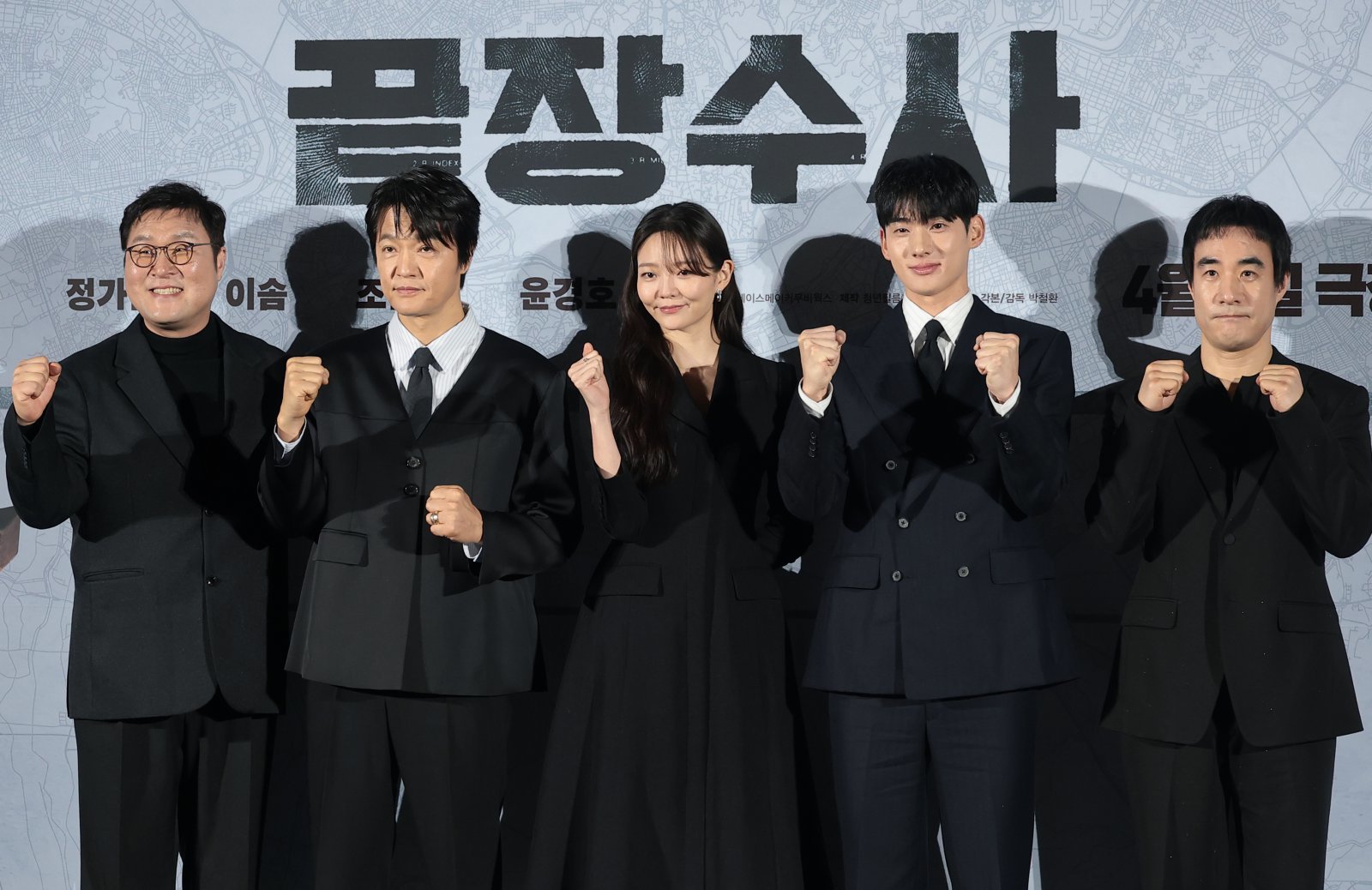 배우 윤경호(왼쪽부터)와 조한철, 이솜, 정가람, 배성우가 9일 서울 용산구 CGV 용산아이파크몰에서 열린 영화 ‘끝장수사’제작보고회에 참석해 포즈를 취하고 있다. ‘끝장수사’는 촌구석으로 좌천된 형사 ‘재혁’에게 찾아온 인생 마지막 기회를 그린 범죄 수사극으로, 두 명의 용의자가 얽힌 살인사건의 진범을 잡기 위해 신입 형사 ‘중호’와 함께 서울로 향해 끝까지 추적 수사를 벌이며 벌어지는 이야기를 그렸다. 2026.3.9 ⓒ 뉴스1