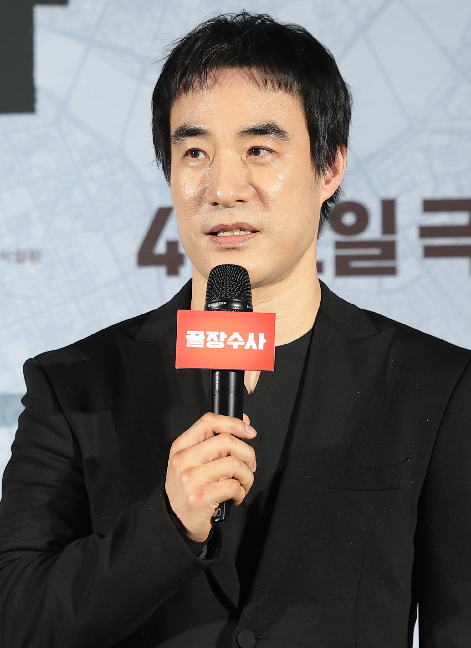 배우 배성우가 9일 서울 용산구 CGV 용산아이파크몰에서 열린 영화 ‘끝장수사’(각본/감독: 박철환) 제작보고회에 참석해 음주운전 사건을 사과하고 있다. ‘끝장수사’는 촌구석으로 좌천된 형사 ‘재혁’에게 찾아온 인생 마지막 기회를 그린 범죄 수사극으로, 두 명의 용의자가 얽힌 살인사건의 진범을 잡기 위해 신입 형사 ‘중호’와 함께 서울로 향해 끝까지 추적 수사를 벌이며 벌어지는 이야기를 그렸다. 2026.3.9 ⓒ 뉴스1
