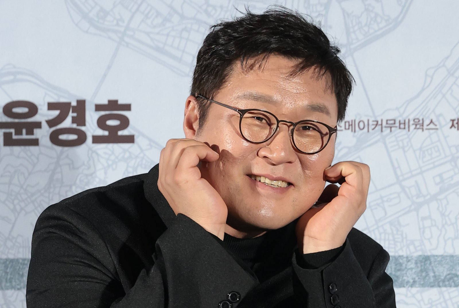 배우 윤경호가 9일 서울 용산구 CGV 용산아이파크몰에서 열린 영화 ‘끝장수사’(각본/감독 박철환) 제작보고회에 참석해 포즈를 취하고 있다. ‘끝장수사’는 촌구석으로 좌천된 형사 ‘재혁’에게 찾아온 인생 마지막 기회를 그린 범죄 수사극으로, 두 명의 용의자가 얽힌 살인사건의 진범을 잡기 위해 신입 형사 ‘중호’와 함께 서울로 향해 끝까지 추적 수사를 벌이며 벌어지는 이야기를 그렸다. 2026.3.9 ⓒ 뉴스1