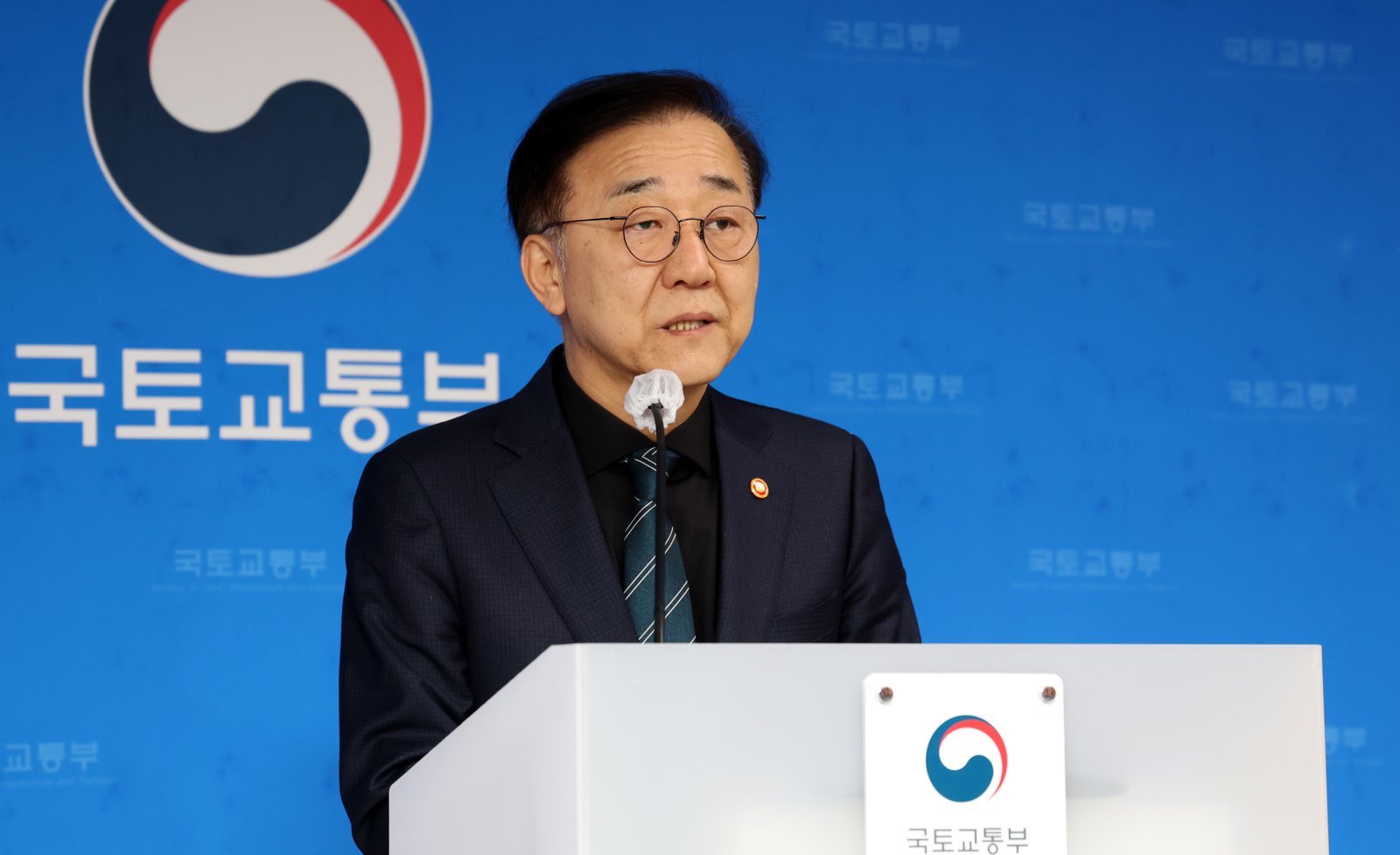 김윤덕 국토교통부 장관이 9일 오전 세종시 정부세종청사에서 12.29 여객기참사 이후 무안공항 항공기 잔해물 추가 조사 과정에서 희생자들의 유해와 유류품이 추가로 발견되면서 유가족들에게 사과 브리핑을 하고 있다. 2026.3.9 ⓒ 뉴스1