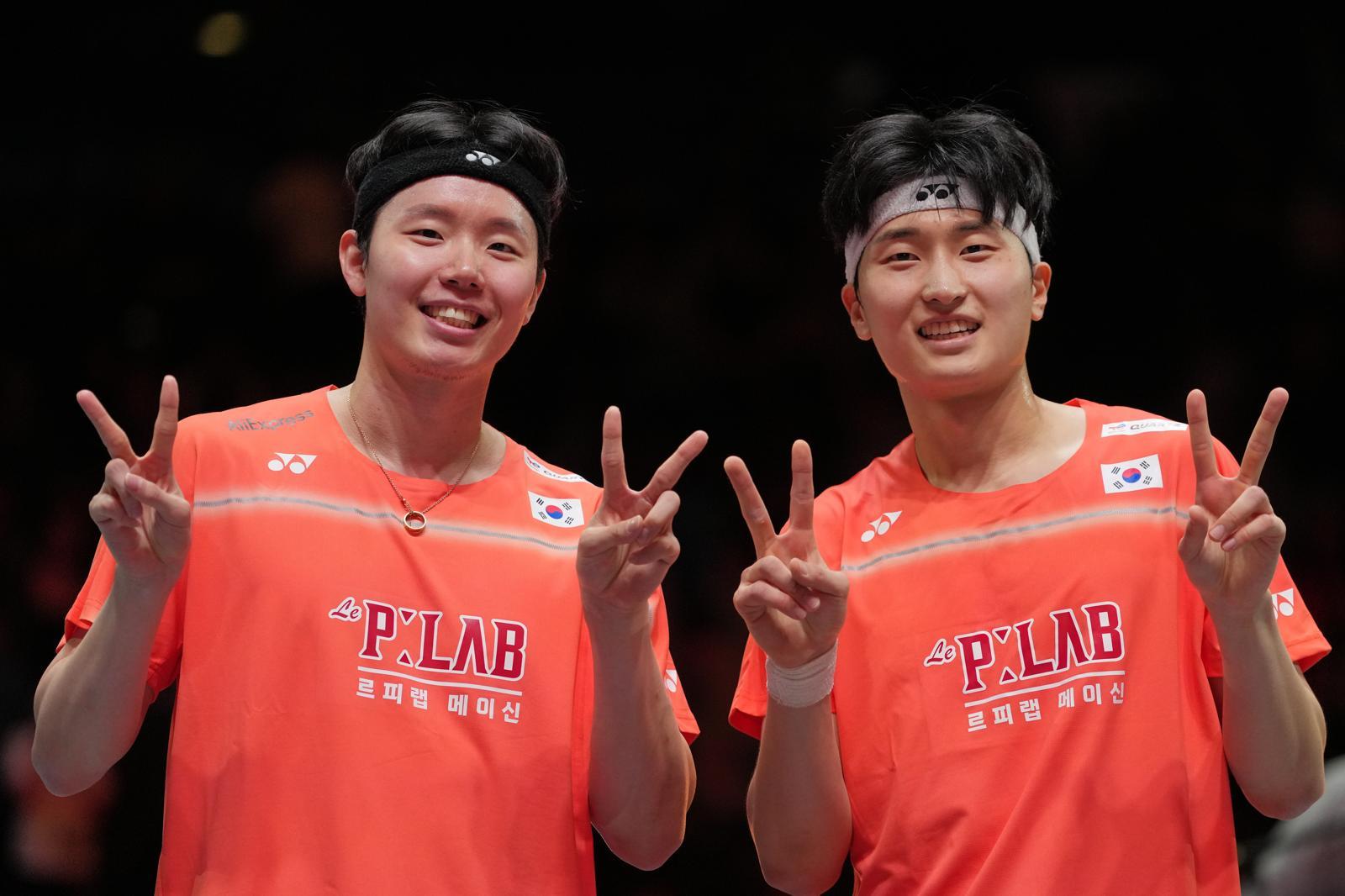 한국 배드민턴 남자 복식 듀오 서승재(왼쪽)와 김원호(오른쪽)가 9일 영국 버밍엄에서 열린 세계배드민턴연맹 전영오픈 남자 복식 결승에서 우승을 확정지은 뒤 코트 위에서 ‘브이(V)’ 세리머니를 하고 있다. 버밍엄=AP뉴시스