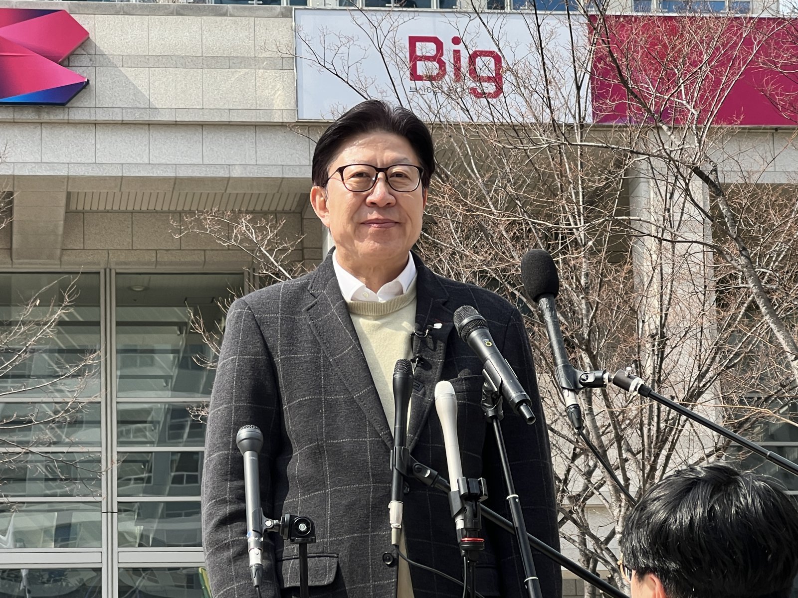 박형준 부산시장이 9일 부산시청 앞 광장에서 기자들과 만나 3선 도전 소감을 밝히고 있다. 2026.03.09. [부산=뉴시스]