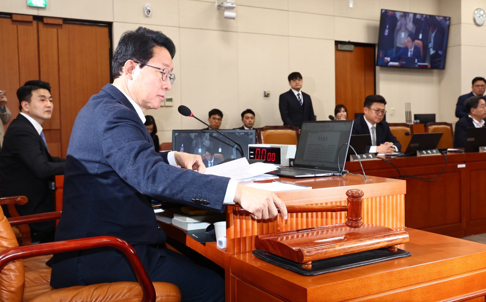 김상훈 대미투자특별법 처리를 위한 특별위원회 위원장이 9일 오후 서울 여의도 국회에서 열린 특위 전체회의에서 의사봉을 두드리고 있다. 이날 전체회의에서 대미투자특별법이 만장일치로 통과됐다. 2026.03.09. 서울=뉴시스