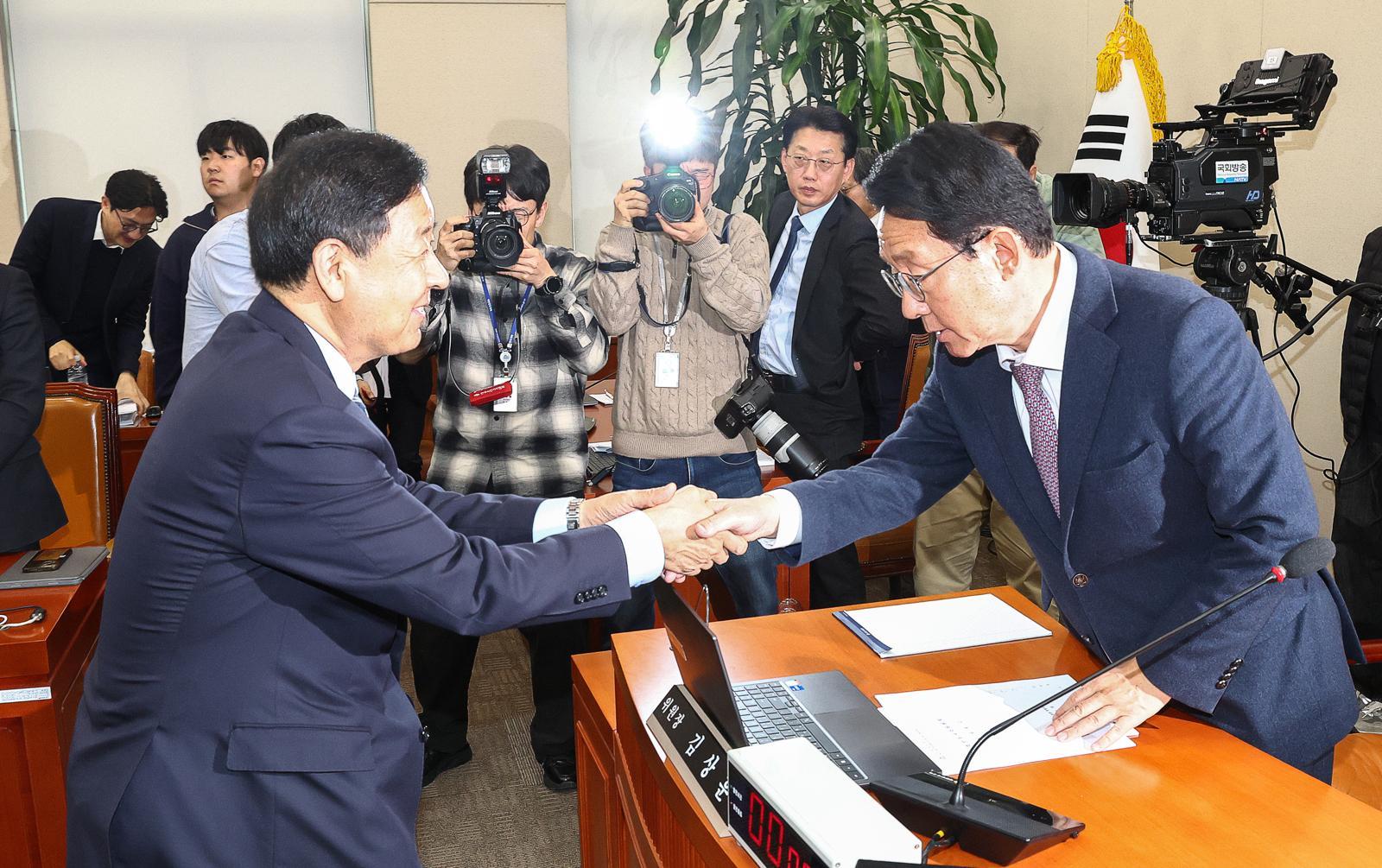 구윤철 부총리 겸 재정경제부 장관이 9일 오후 서울 여의도 국회 대미투자특별법 처리를 위한 특별위원회 전체회의에서 특별법이 여야 만장일치로 통과되자 김상훈 위원장과 악수하고 있다. 뉴시스