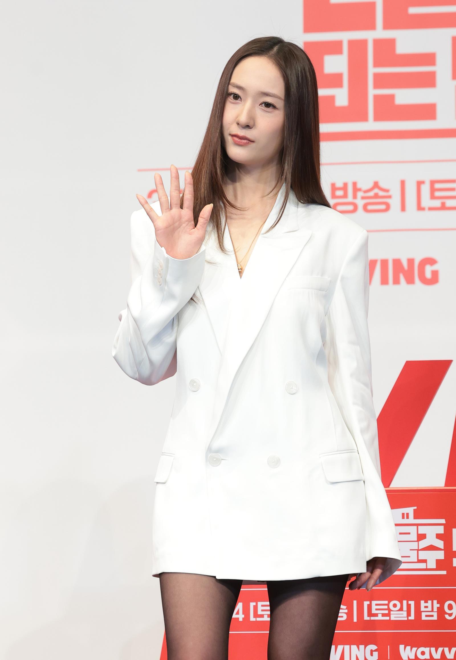 배우 정수정이 9일 서울 구로구 더 링크호텔 서울에서 열린 tvN 새 토일드라마 ‘대한민국에서 건물주 되는 법’ 제작발표회에서 포즈를 취하고 있다. ‘대한민국에서 건물주 되는 법’(극본 오한기/연출 임필성/이하 ‘건물주’)은 빚에 허덕이는 생계형 건물주가 목숨보다 소중한 가족과 건물을 지키기 위해 가짜 납치극에 가담하며 벌어지는 서스펜스를 그린 작품이다. 2026.3.9 ⓒ 뉴스1