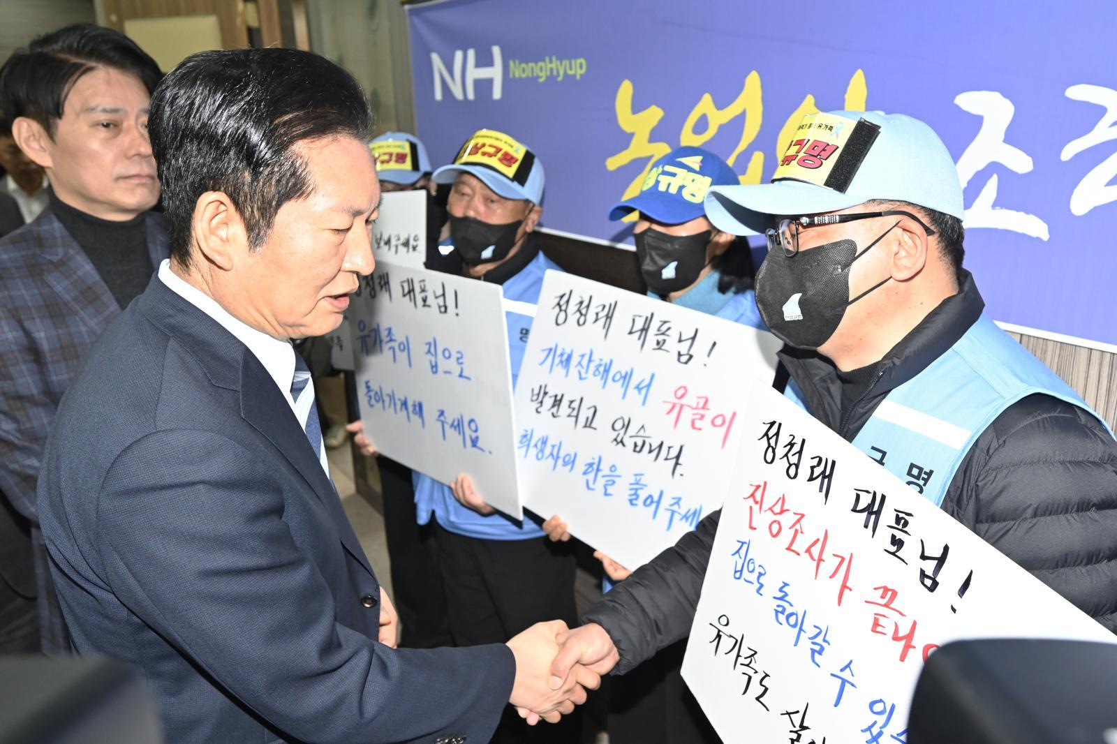 정청래 더불어민주당 대표가 6일 오전 전남 현장 최고위원회에 참석하기 위해 영광군 영광농협 대회의실을 찾아 12·29 무안공항 제주항공 여객기 참사 유가족을 만나 대화를 나누고 있다. 2026.03.06. [영광=뉴시스]