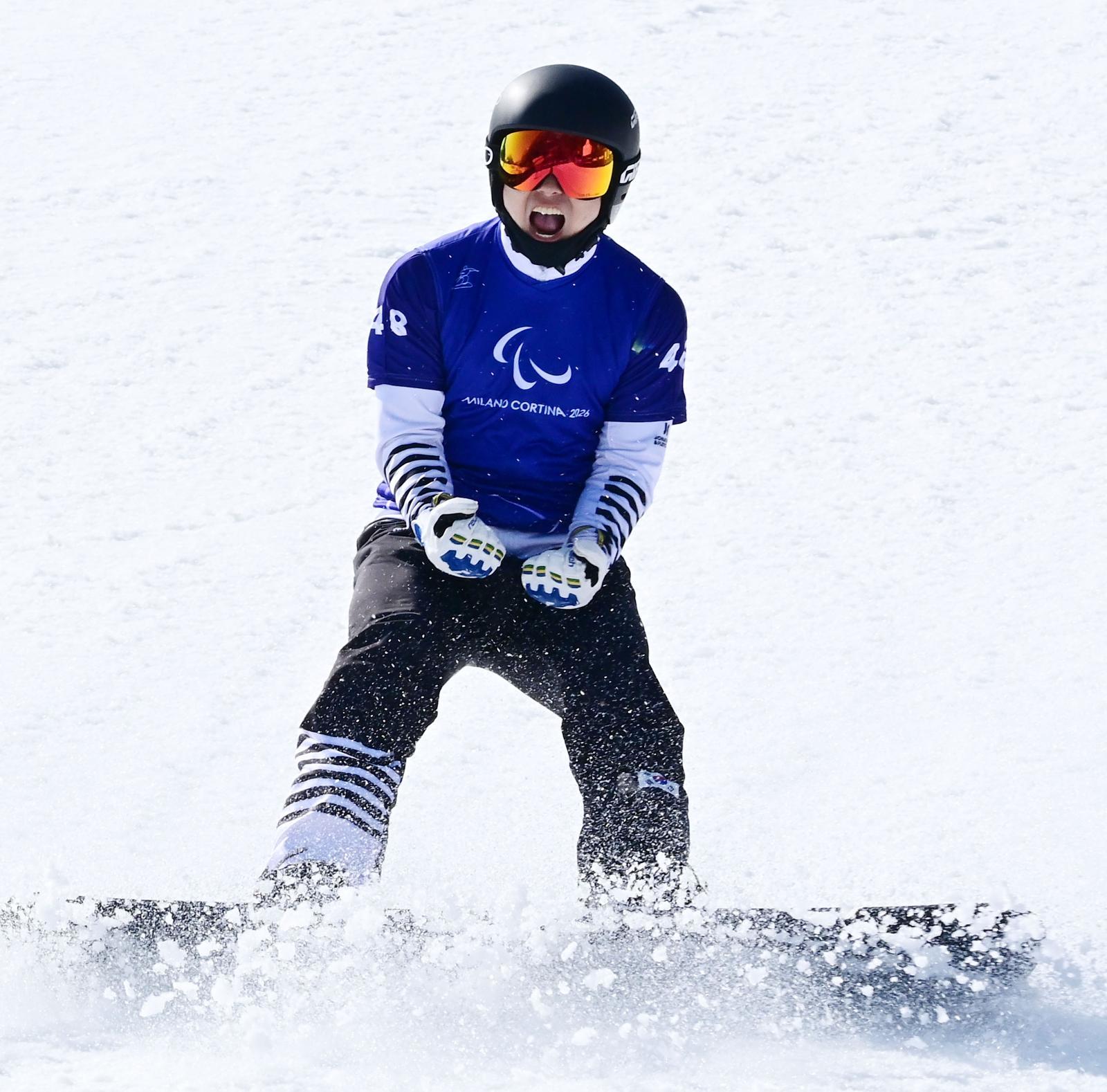 8일(한국시간) 이탈리아 코르티나 파라 스노보드 파크 에서 열린 2026 밀라노·코르티나담페초 동계 패럴림픽 스노보드 남자 크로스에 출전한 이제혁이 동메달을 확보한 후 환호하고 있다. 대한장애인체육회 제공