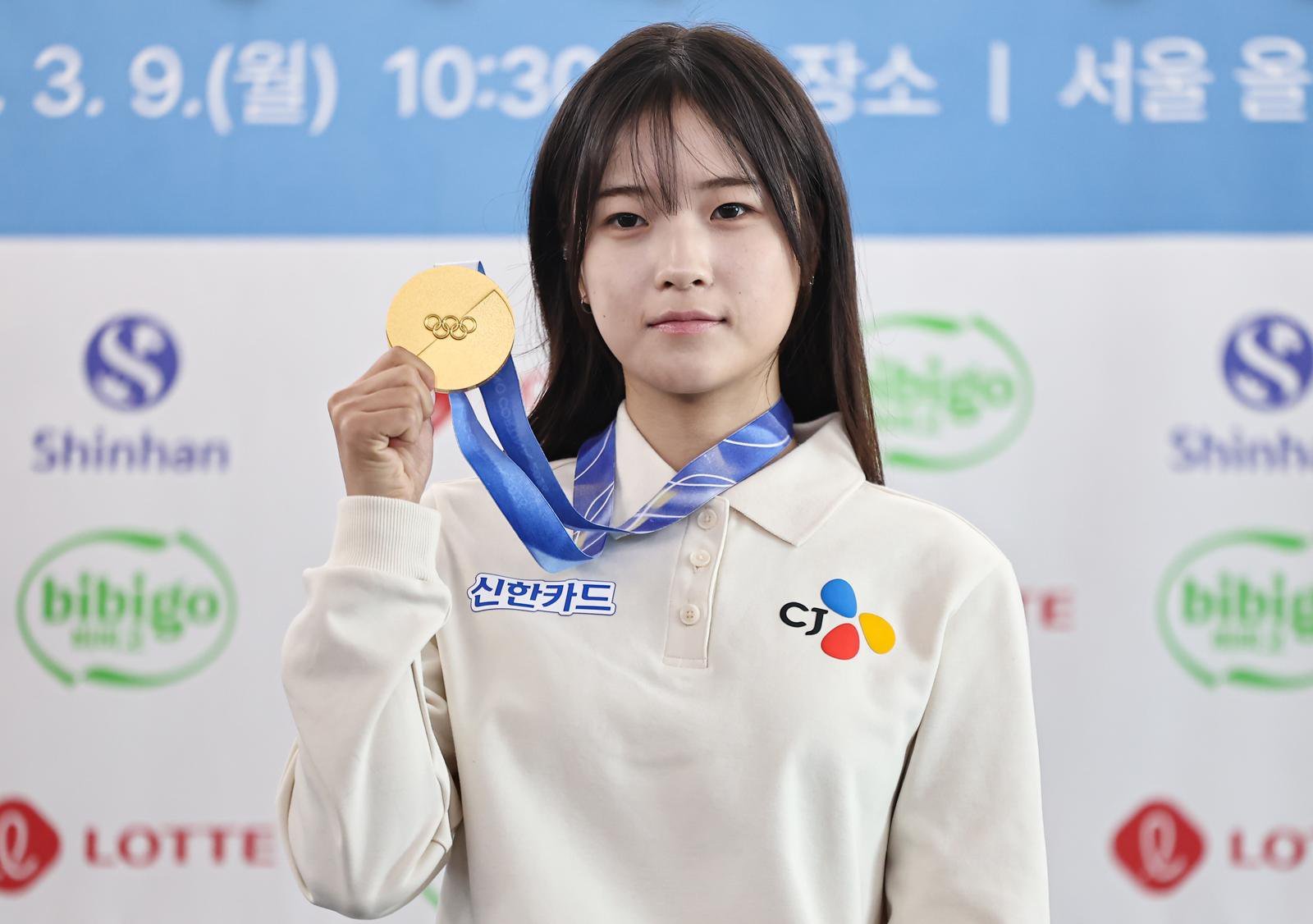 2026 밀라노-코르티나담페초 겨울올림픽 스노보드 여자 하프파이프 금메달리스트 최가온이 9일 서울 송파구 올림픽파크텔에서 열린 미디어데이에서 금메달을 들고 포즈를 취하고 있다. 뉴스1