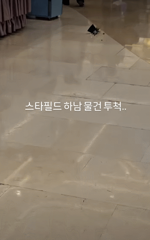 2일 보안요원이 출동했을 당시 하층에는 아이 운동화와 화분 음료수병이 투적돼 있었다. 인스타그램 캡처