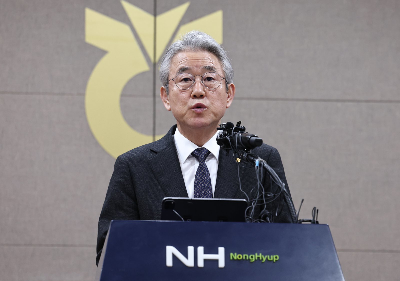 강호동 농협중앙회장이 13일 오전 서울 중구 농협중앙회 본관에서 농림축산식품부가 지난 8일 발표한 농협중앙회에 대한 특별감사 중간 결과와 관련해 대국민 사과문을 발표하고 있다. 2026.1.13 ⓒ 뉴스1