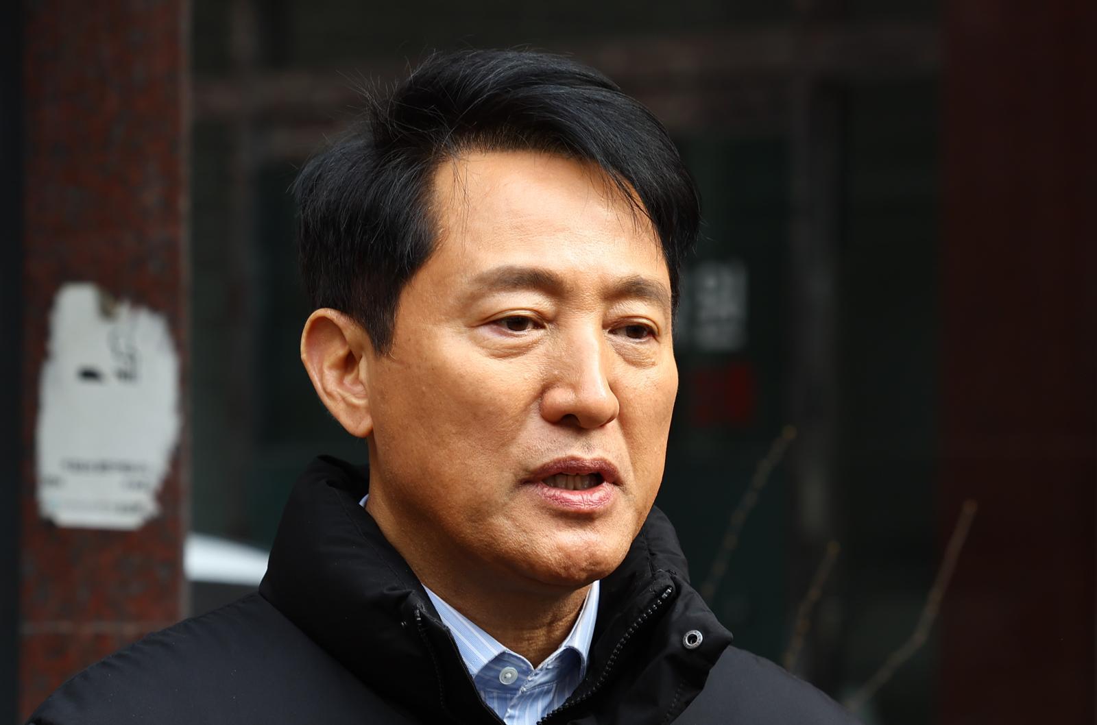 오세훈 서울시장이 9일 서울 동대문구 휘경동을 찾아 전월세 청년 주거난 관련 현장 방문 후 인터뷰하고 있다. 뉴시스