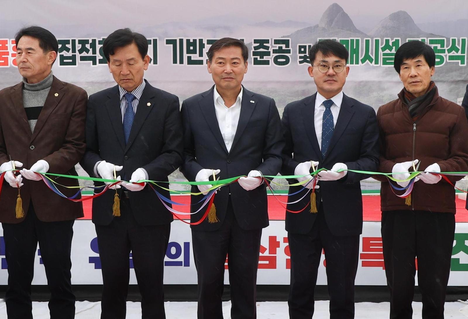전북 진안군 진안읍 진안 나들목(IC) 앞에 조성된 ‘명품 홍삼 집적화단지’에서 최근 진행된 판매시설 기공식에 참석한 전춘성 진안군수(가운데)를 비롯한 관계자들이 테이프를 자르고 있다. 진안군 제공