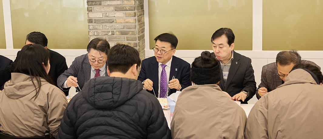전민현 인제대 총장(뒷줄 가운데)이 5일 경남 김해시 인제대 학생 식당에서 학생들과 ‘천원의 아침밥’을 함께 먹으며 대화를 나누고 있다. 인제대 제공
