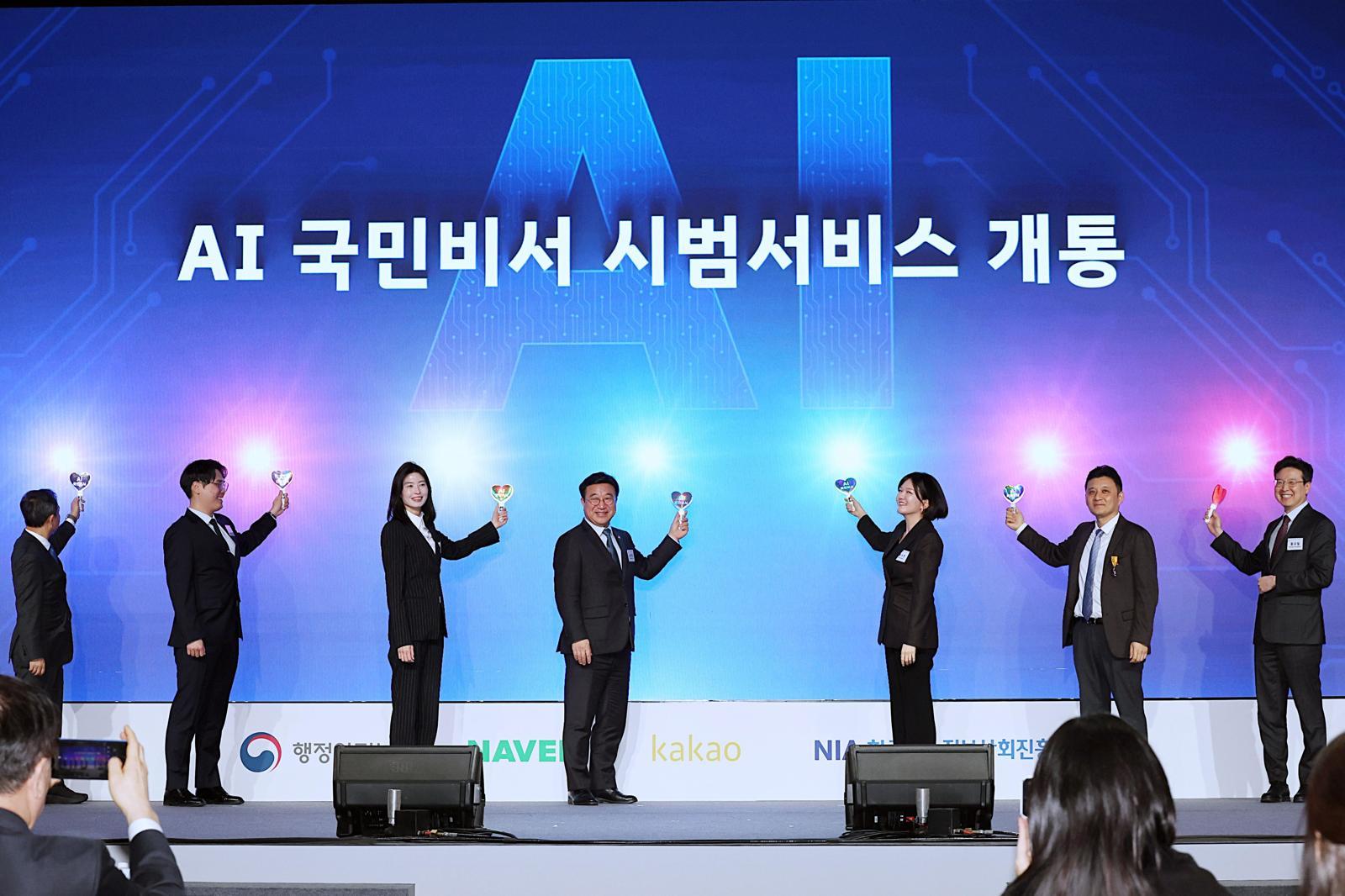 윤호중 행정안전부 장관이 9일 오후 경기 판교테크노밸리 경기창조경제혁신센터 국제회의실에서 열린 ‘AI 국민비서 시범서비스 개통식’에서 정신아 카카오 대표(왼쪽 세 번째)와 최수연 네이버 대표(왼쪽 다섯 번째)를 비롯한 참석자들과 개통축하 세레모니를 하고 있다. 2026.3.9 뉴스1 (행정안전부 제공)