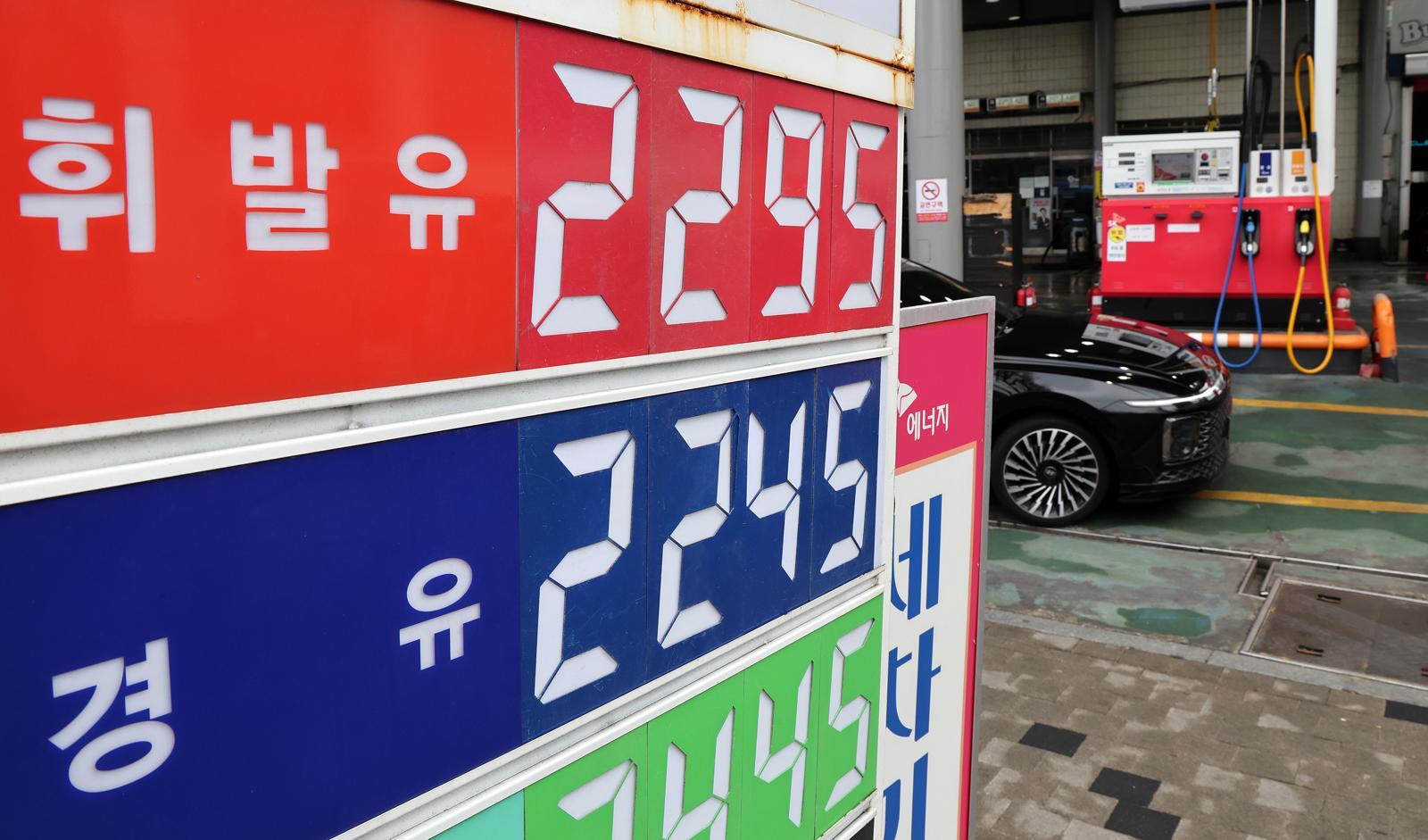 6일 서울의 한 주유소에 유류 가격이 표시돼 있다. 중동 리스크와 수급 불안정성에 따라 서울 평균 휘발유 가격이 리터당 1900원을 넘는 등 국내 기름값이 엿새 연속 오름세를 보이고 있다. 한편, 정부 합동반은 이날부터 주유소를 직접 방문해 가격 동향과 판매 상황을 점검하는 현장 점검에 나설 예정이다. 2026.3.6 ⓒ 뉴스1