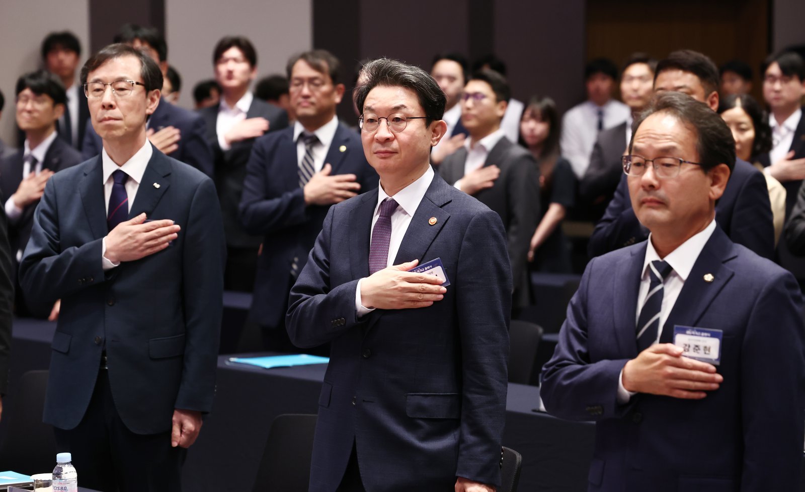 이억원 금융위원장이 1일 오전 서울 중구 한국프레스센터에서 열린 새도약기금 출범식에서 정정훈 한국자산관리공사장, 강준현 국회 정무위 간사 등 참석자들과 국민의례를 하고 있다. 2025.10.1. 뉴스1