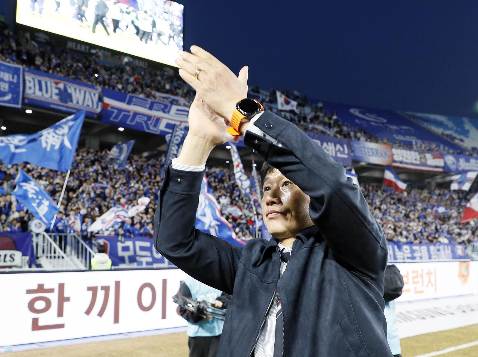 2월 28일 수원월드컵경기장에서 열린 수원삼성과 서울이랜드의 경기에서 이정효 수원삼성 감독이 축구장을 찾은 팬들에게 감사의 마음을 전하고 있다. 수원=뉴스1