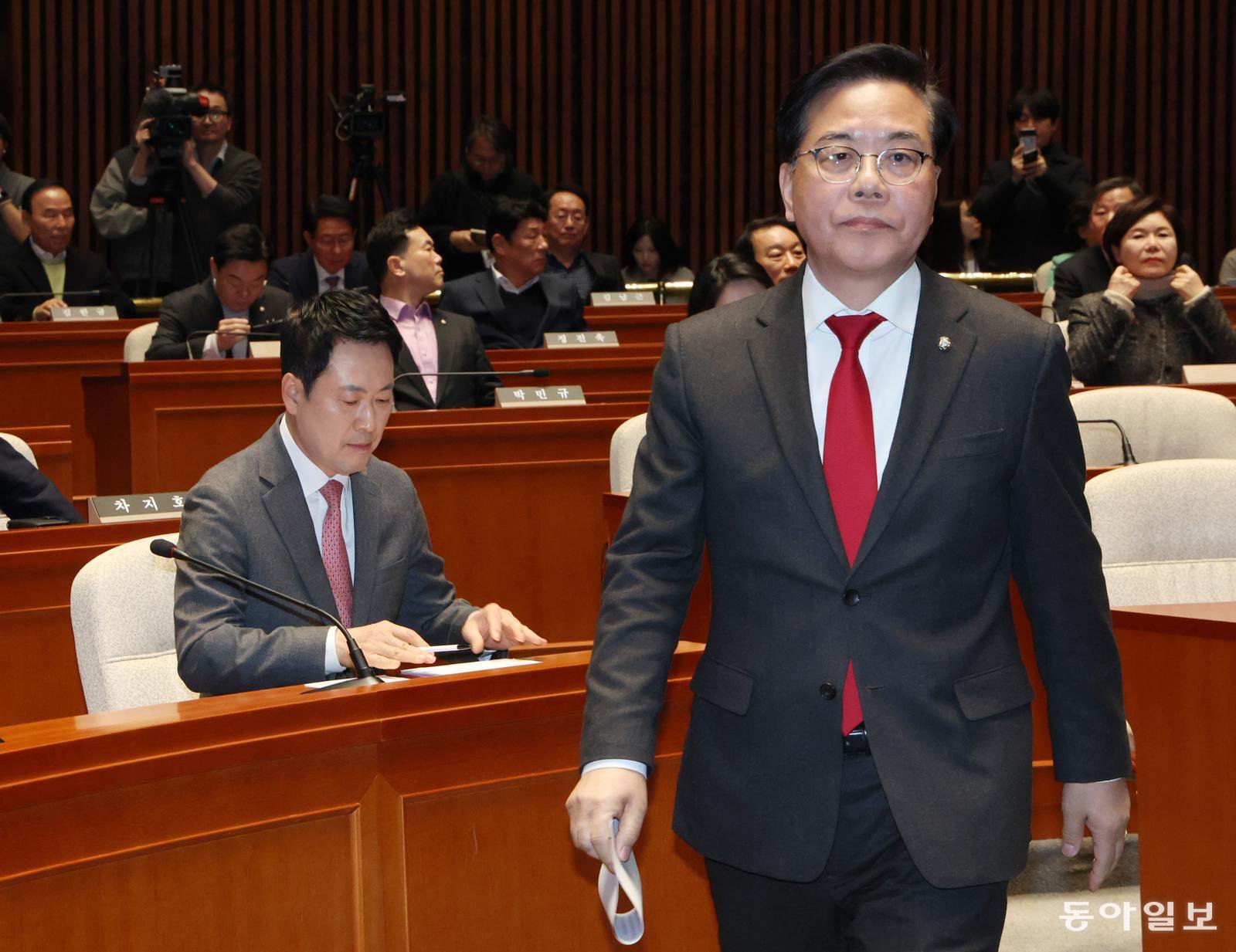 송언석 국민의힘 원내대표가 9일 오후 국회에서 열린 긴급 의원총회에서 “12·3 비상계엄에 대한 당 차원의 명확한 사과와 반성의 뜻을 다시 밝혀야 한다”고 강조했다. 송 원내대표는 이날 당 노선과 운영을 둘러싼 문제 제기에 대해 “단순한 정치적 공방이 아니라 국민의힘의 생존을 위협하는 문제로, 오늘 제 발언이 마지막 정치적 발언이 될 수 있다는 생각으로 이 자리에 섰다”며 이같이 말했다. 2026.03.09 이훈구 기자 ufo@donga.com