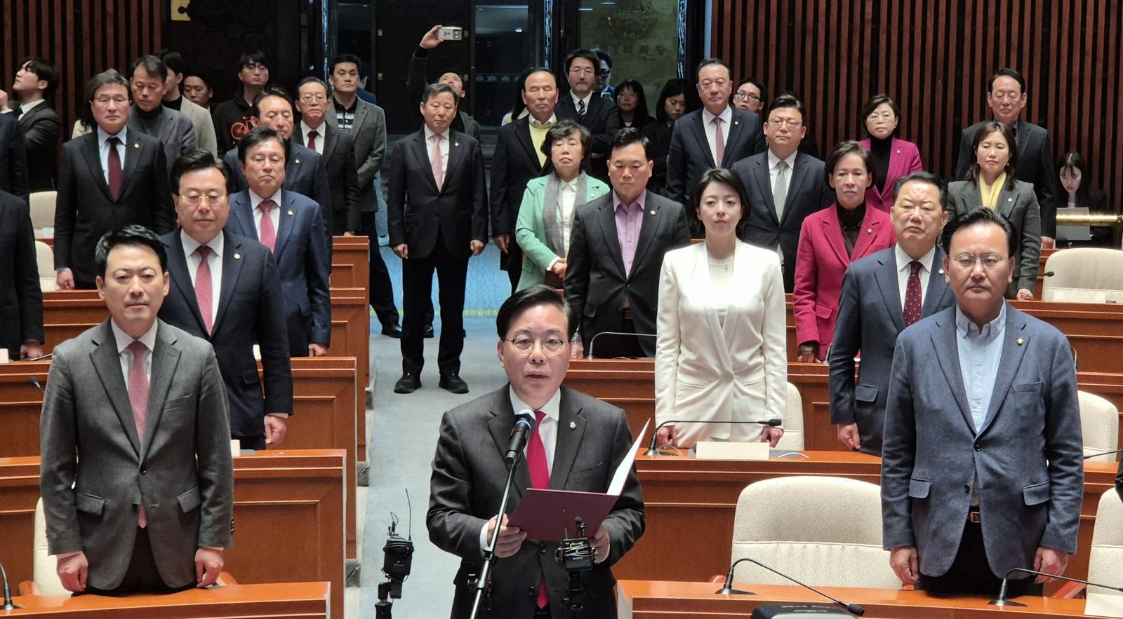 송언석 국민의힘 원내대표가 9일 오후 서울 여의도 국회에서 의원총회를 마치고 ‘윤석열 전 대통령의 정치적 복귀를 요구하는 일체의 주장에 명백히 반대한다’는 내용의 결의문 낭독을 하고 있다. 2026.03.09. 뉴시스