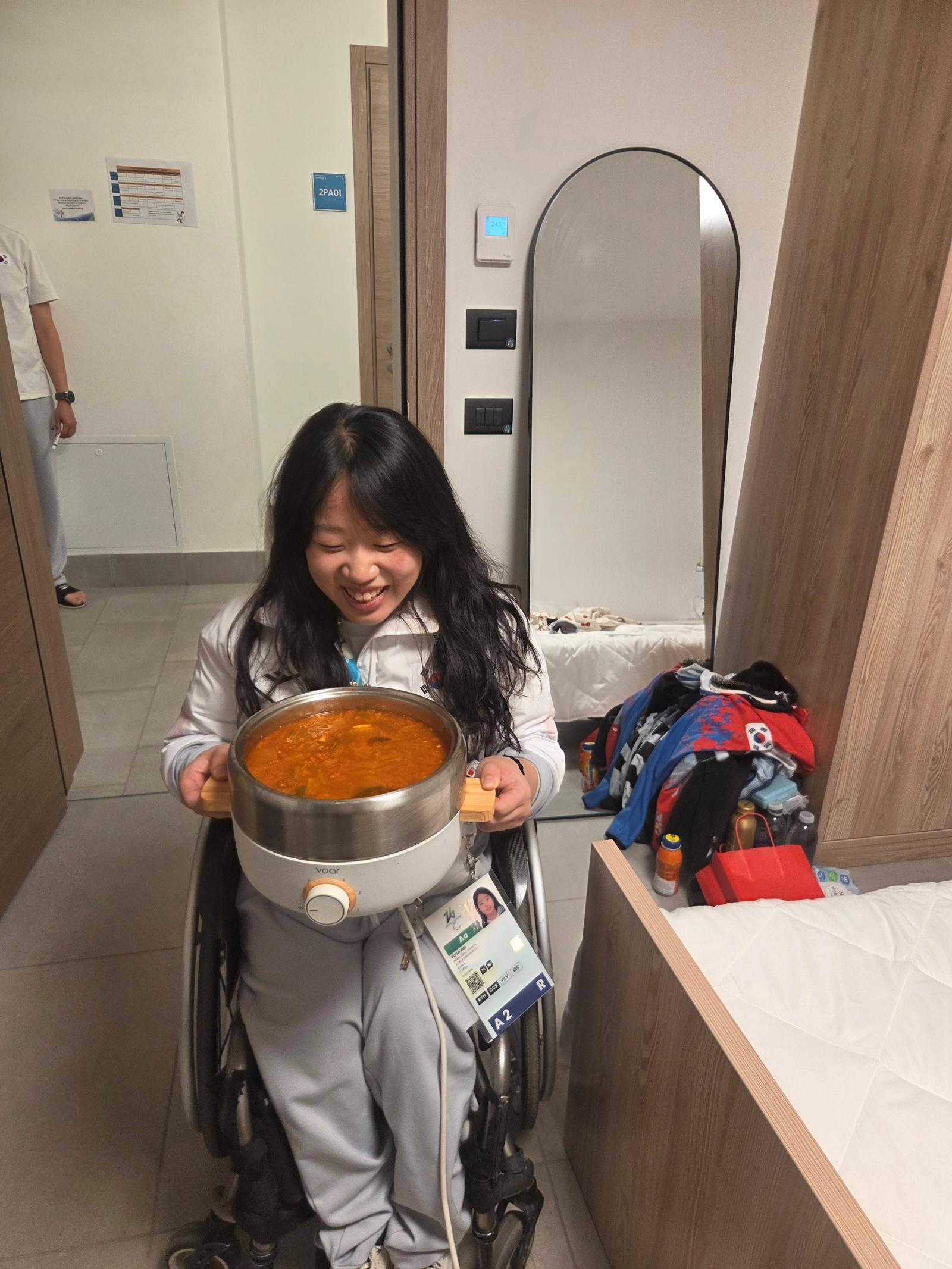 2026 밀라노·코르티나담페초 동계패럴림픽 바이애슬론 금메달리스트 김윤지가 대한장애인체육회 코리아하우스 급식지원센터로부터 김치찌개를 선물받았다. (대한장애인체육회 제공) 뉴스1
